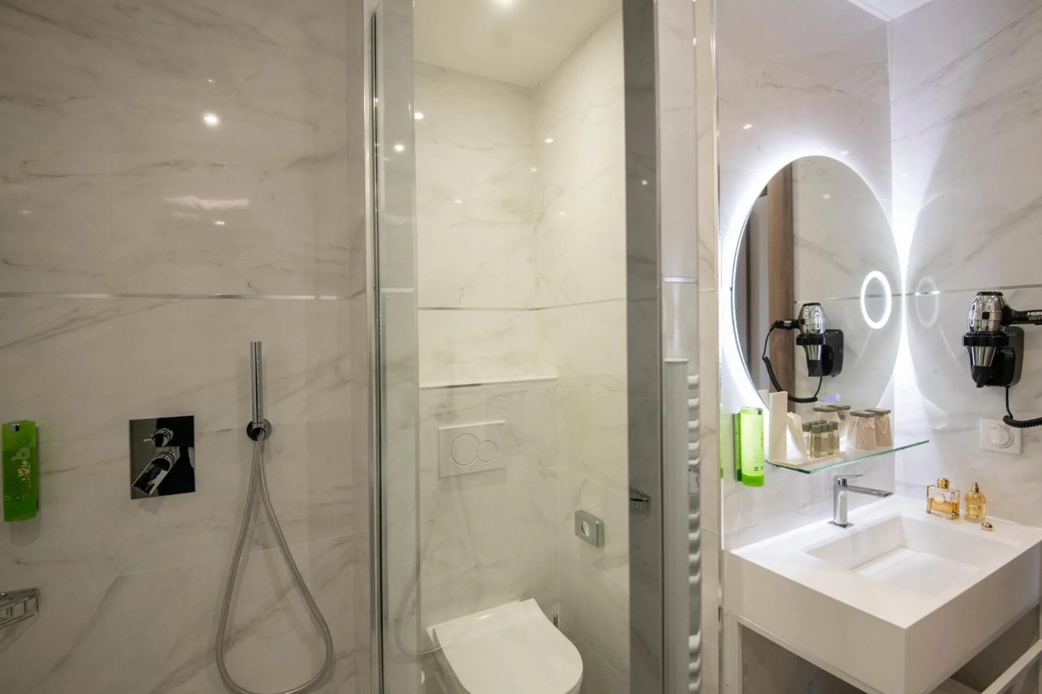 Bathroom in GOLDEN TULIP CANNES HOTEL de PARIS