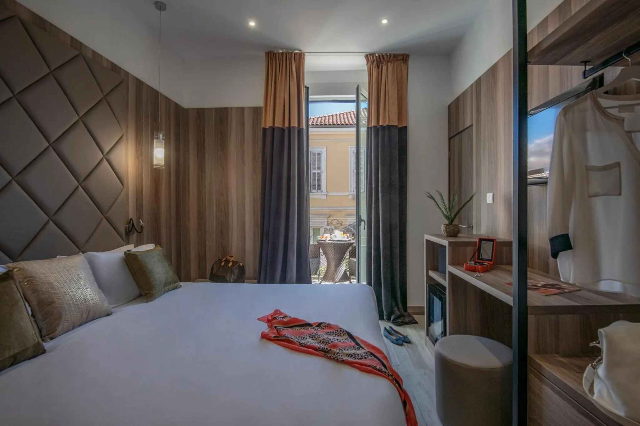 City view, Bed in GOLDEN TULIP CANNES HOTEL de PARIS