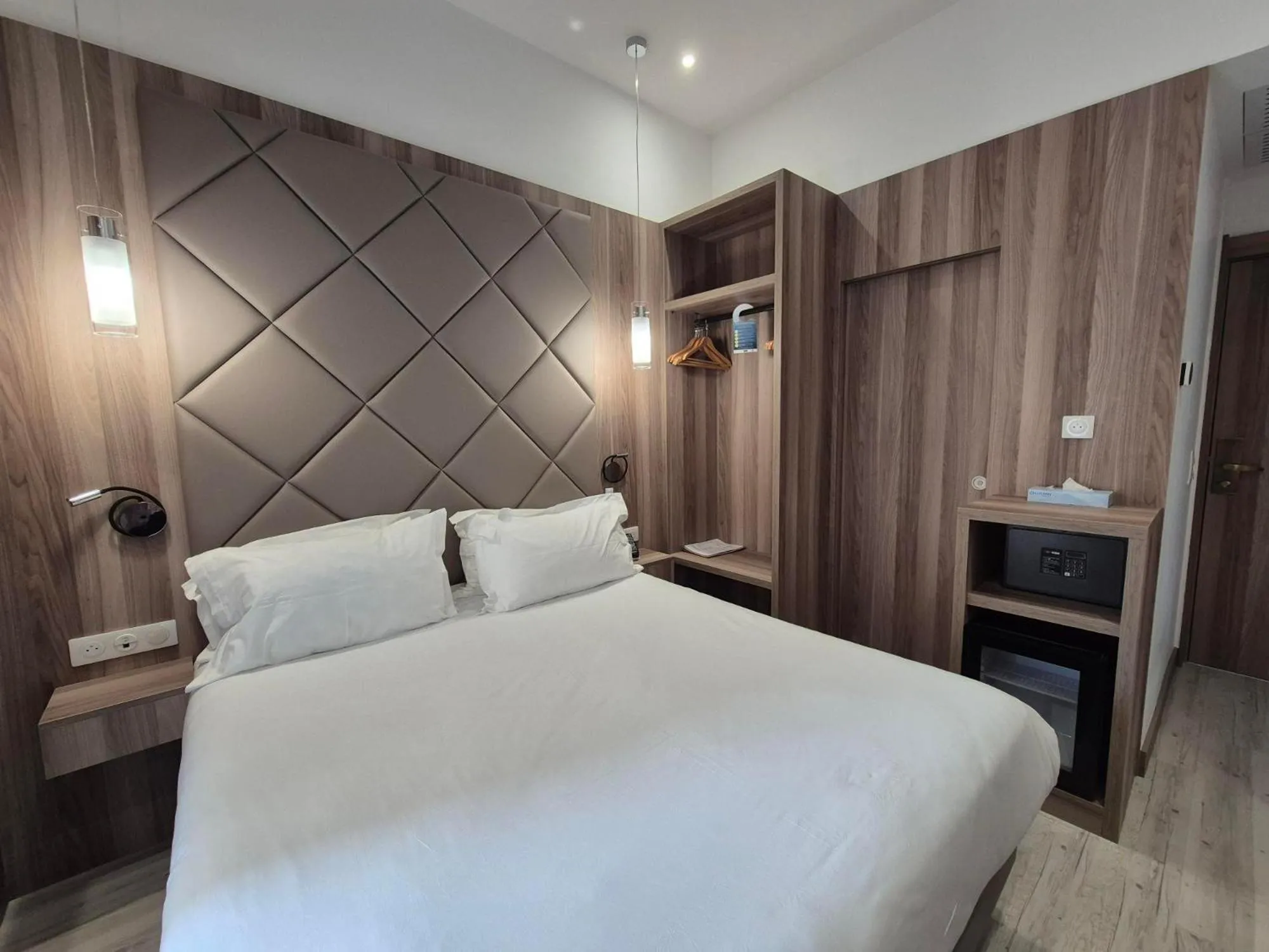 Bedroom, Bed in GOLDEN TULIP CANNES HOTEL de PARIS