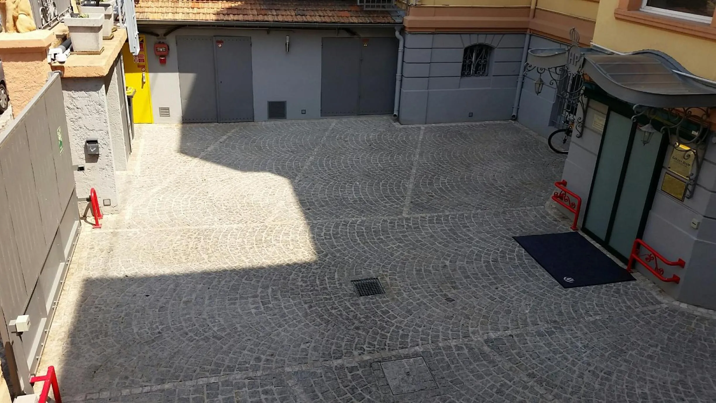 Parking in GOLDEN TULIP CANNES HOTEL de PARIS