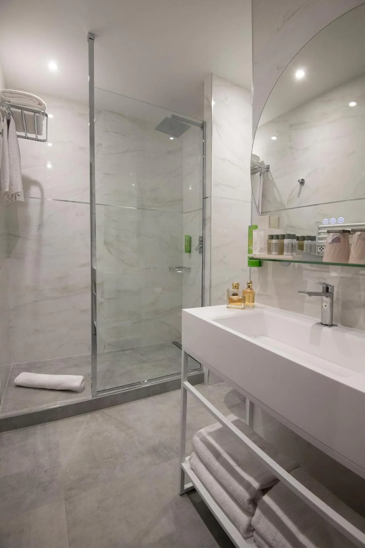 Bathroom in GOLDEN TULIP CANNES HOTEL de PARIS