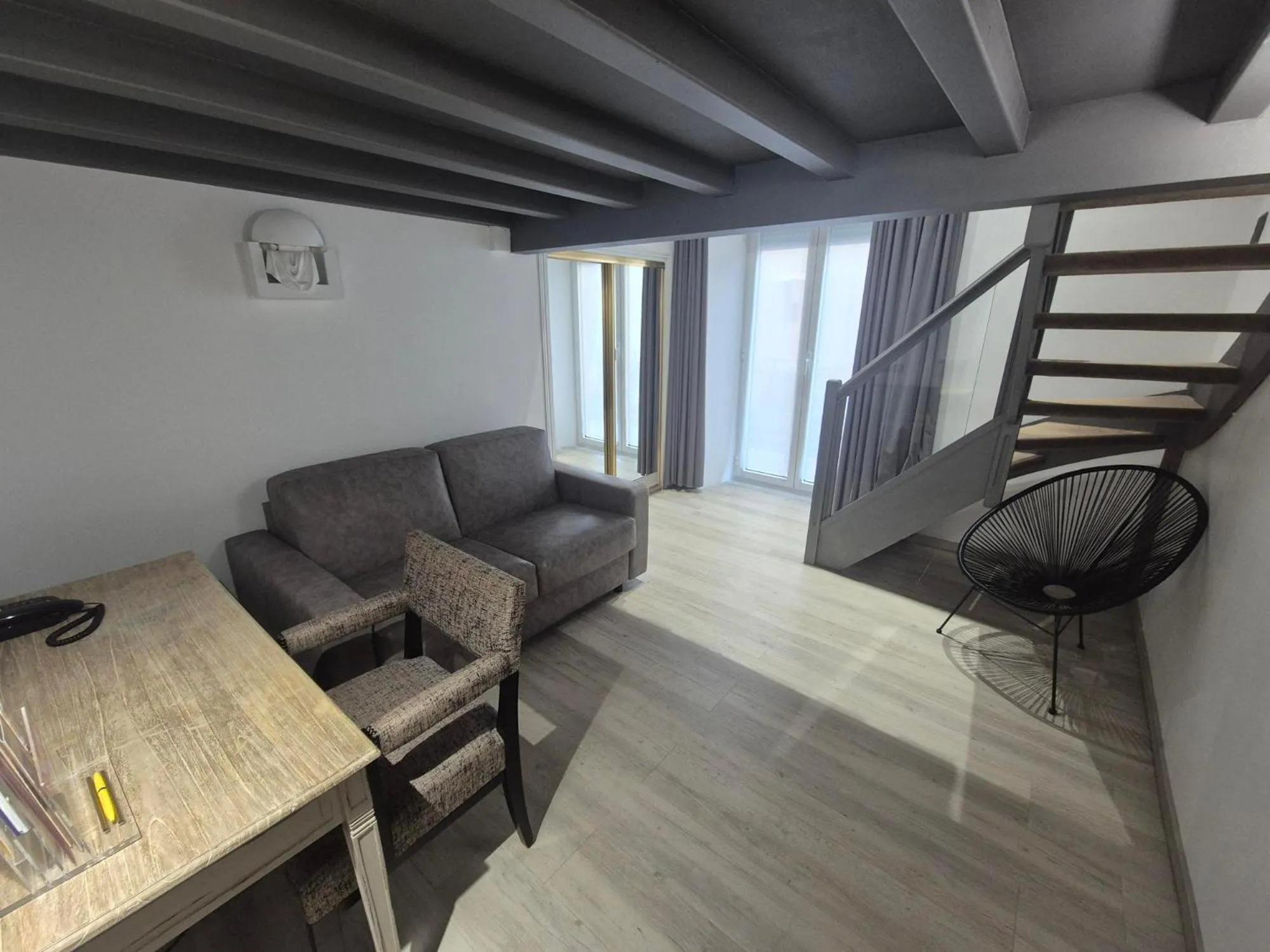 Seating area in GOLDEN TULIP CANNES HOTEL de PARIS