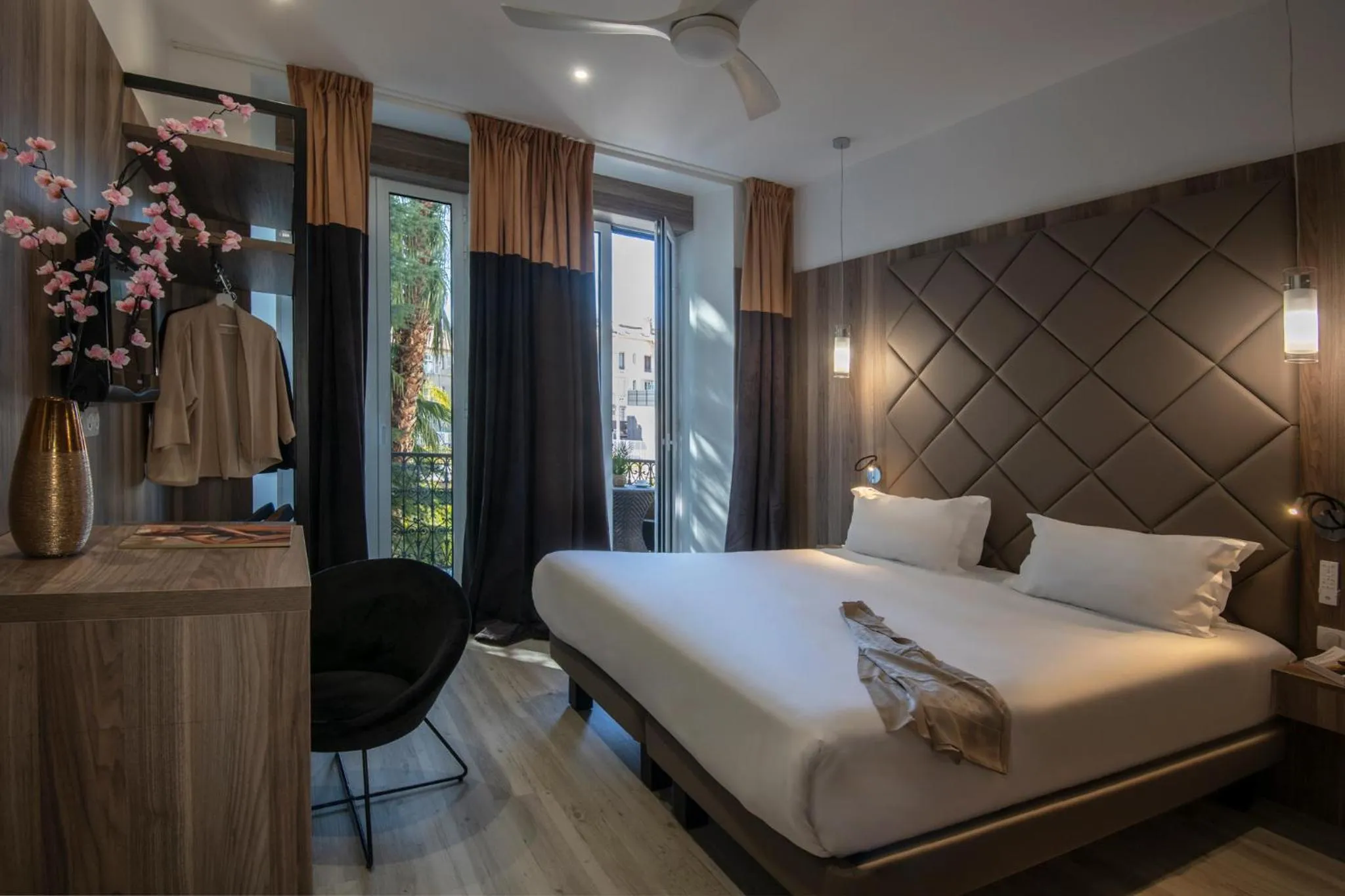 City view, Bed in GOLDEN TULIP CANNES HOTEL de PARIS