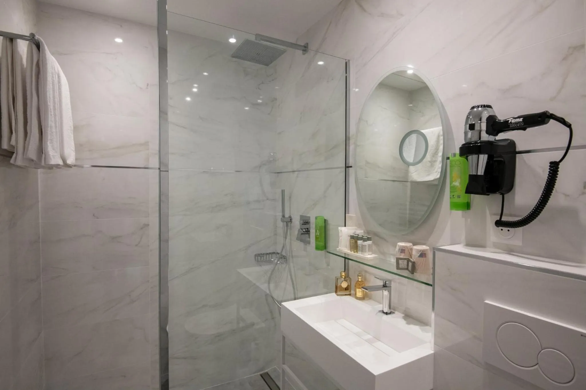 Bathroom in GOLDEN TULIP CANNES HOTEL de PARIS