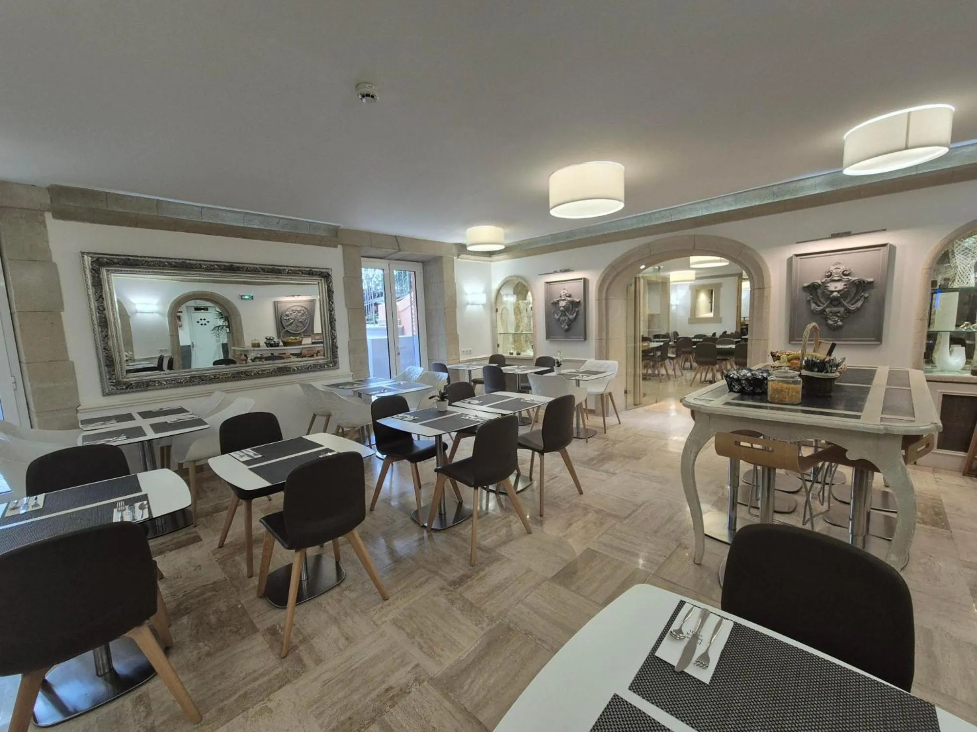 Breakfast in GOLDEN TULIP CANNES HOTEL de PARIS