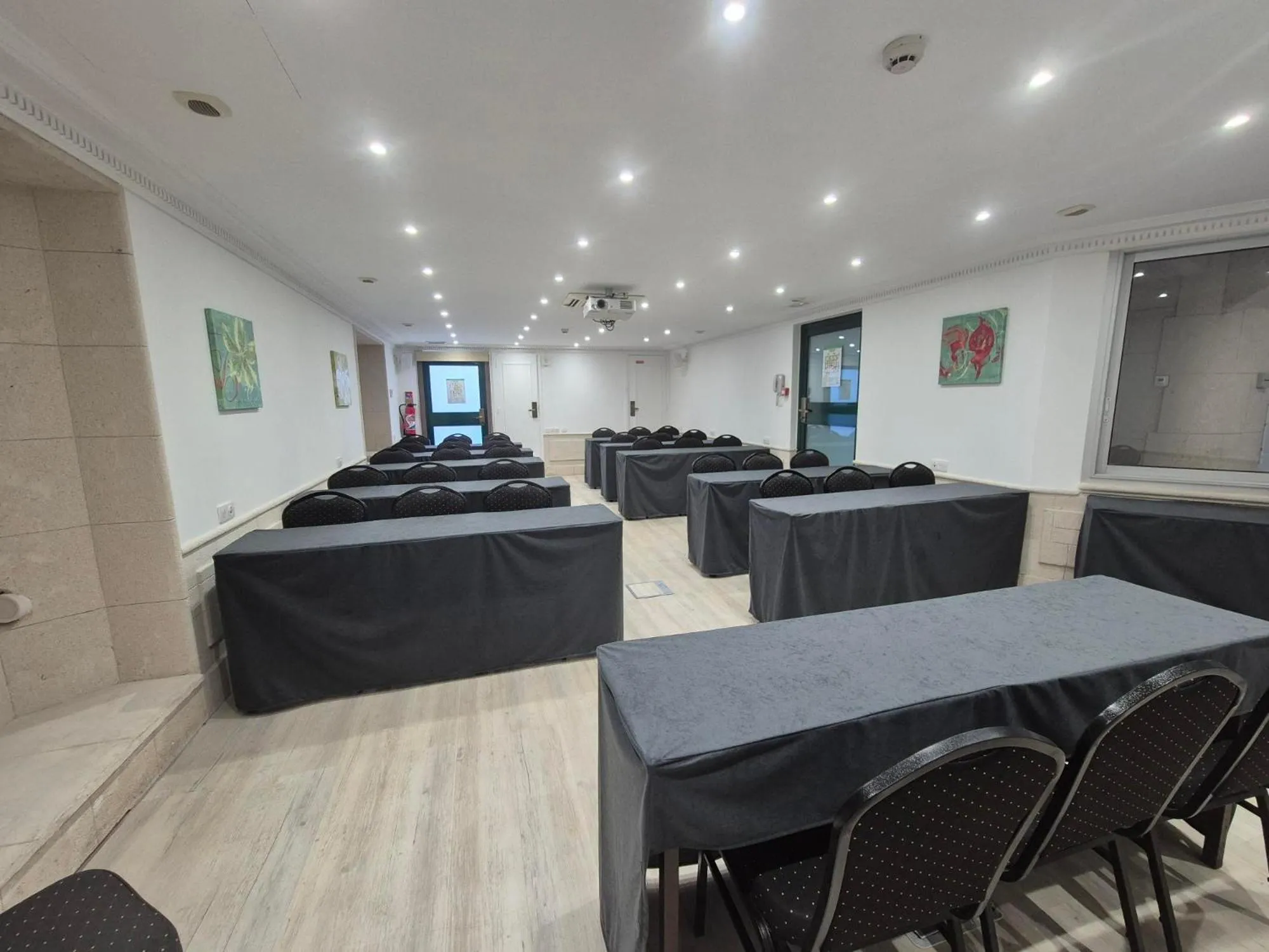 Meeting/conference room in GOLDEN TULIP CANNES HOTEL de PARIS