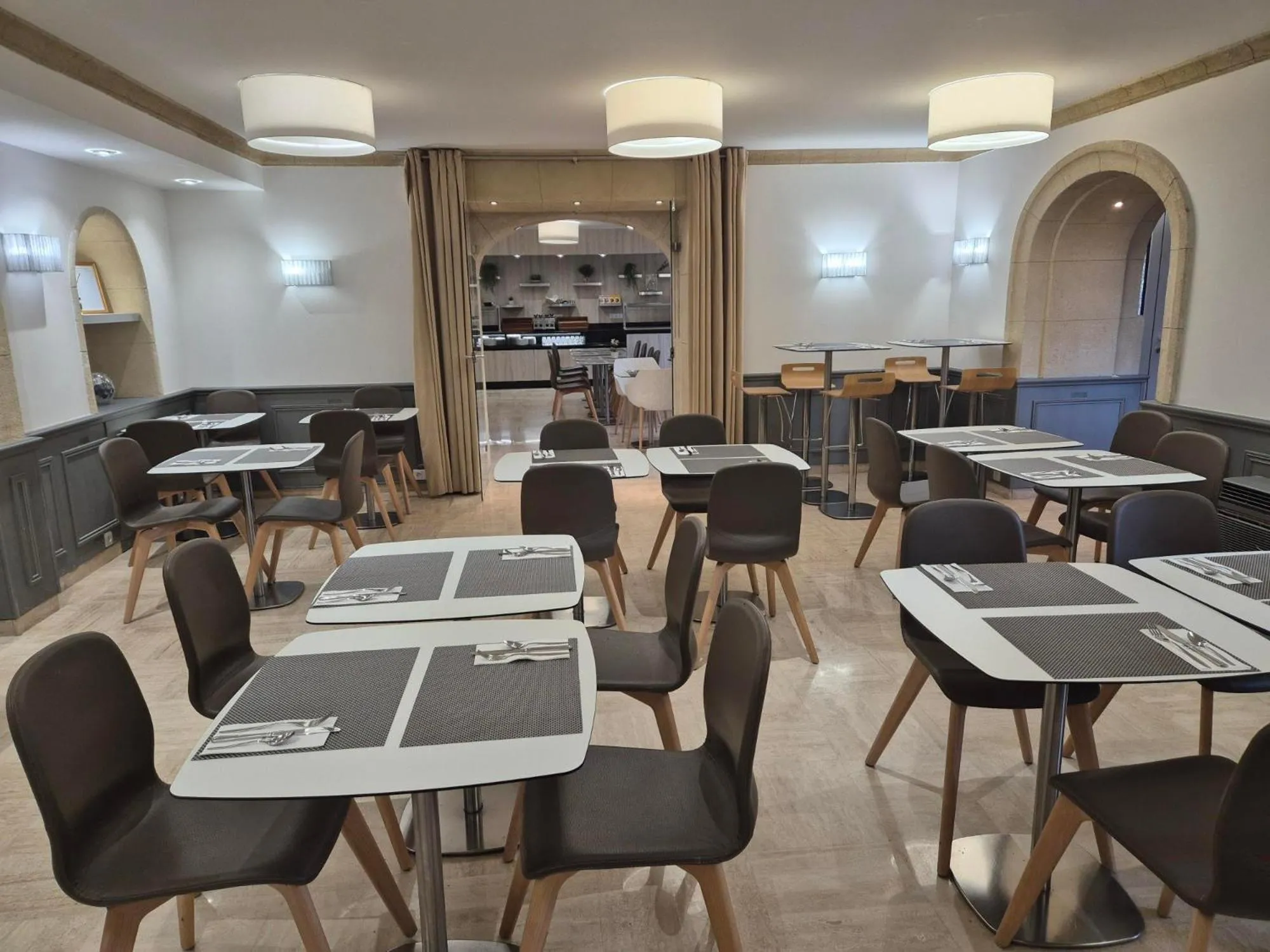 Breakfast in GOLDEN TULIP CANNES HOTEL de PARIS