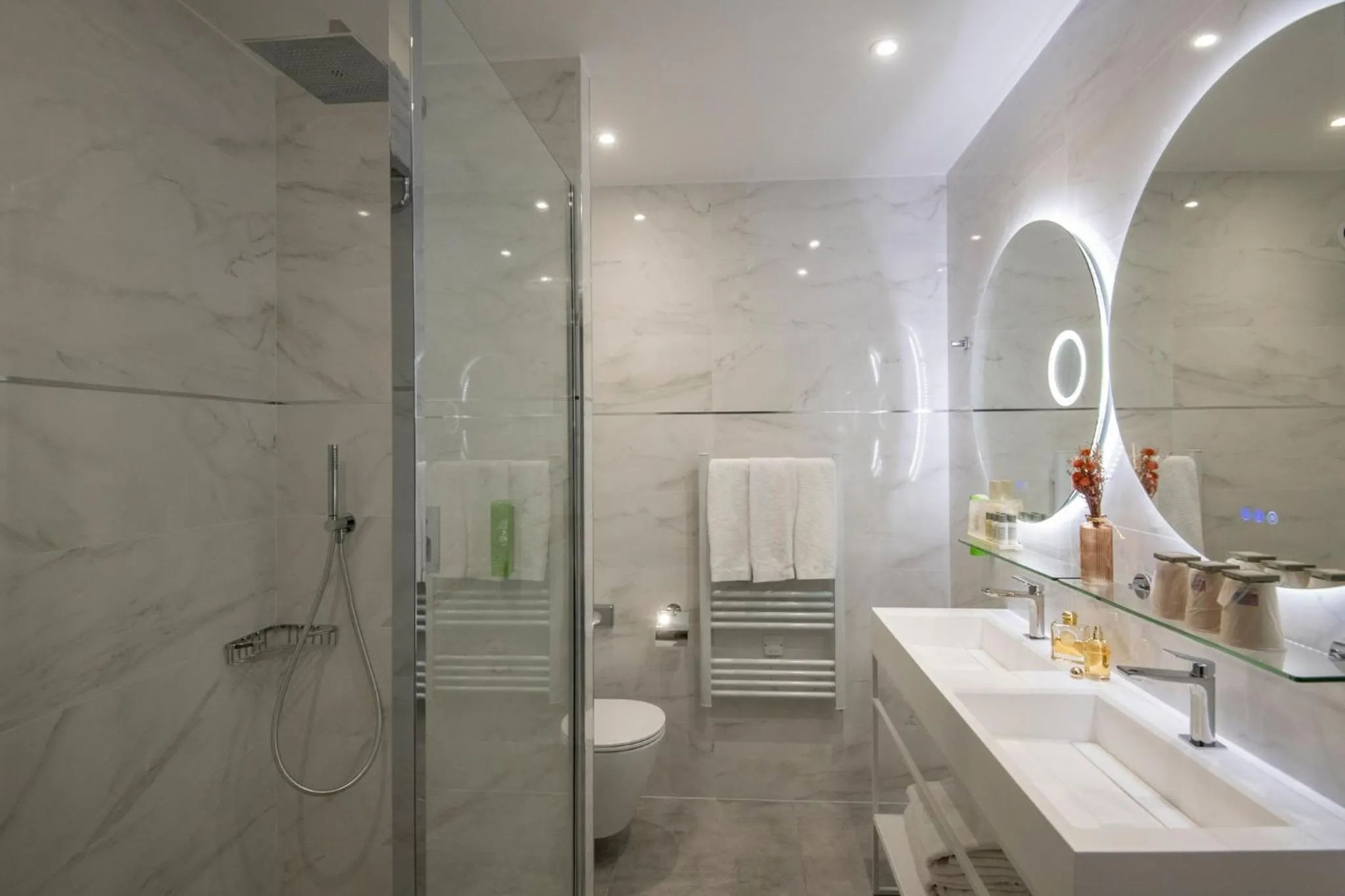 Bathroom in GOLDEN TULIP CANNES HOTEL de PARIS