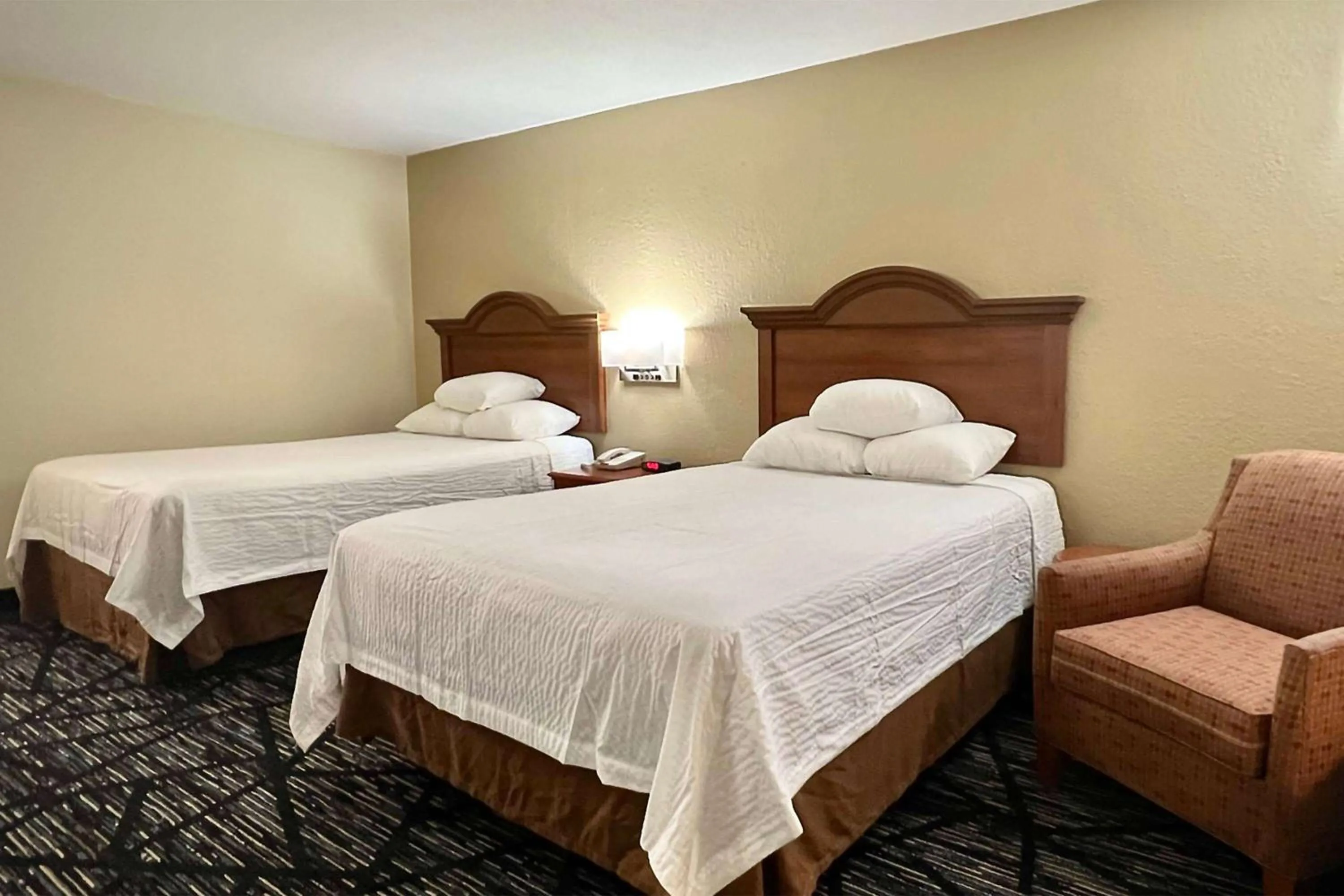 Photo of the whole room, Bed in Baymont by Wyndham Troy