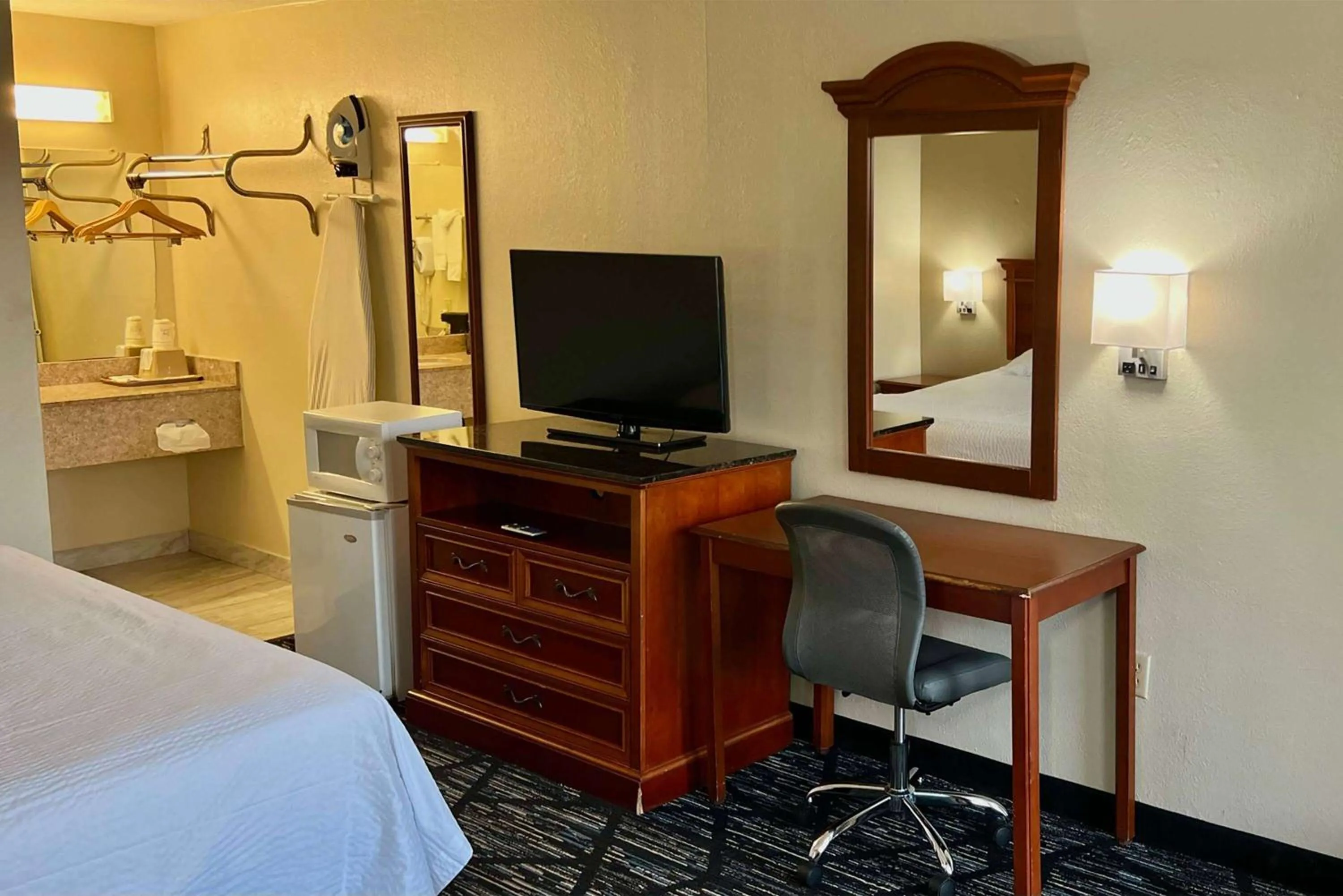 Photo of the whole room, Bed in Baymont by Wyndham Troy