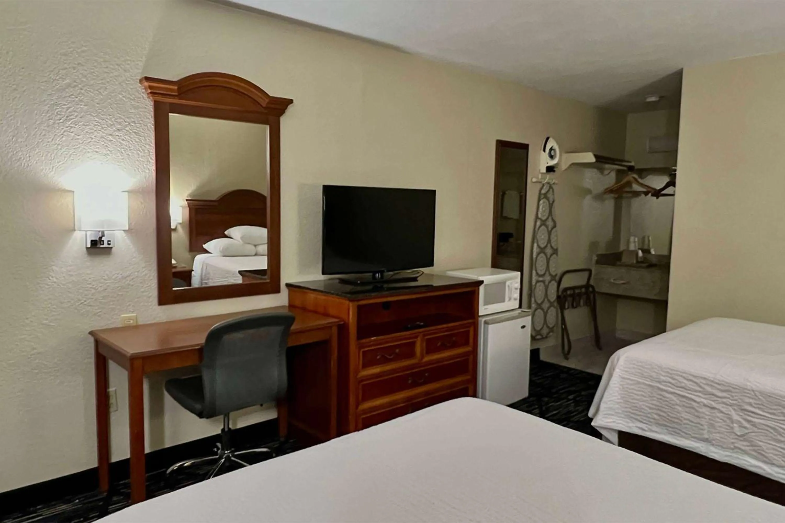 Photo of the whole room, Bed in Baymont by Wyndham Troy