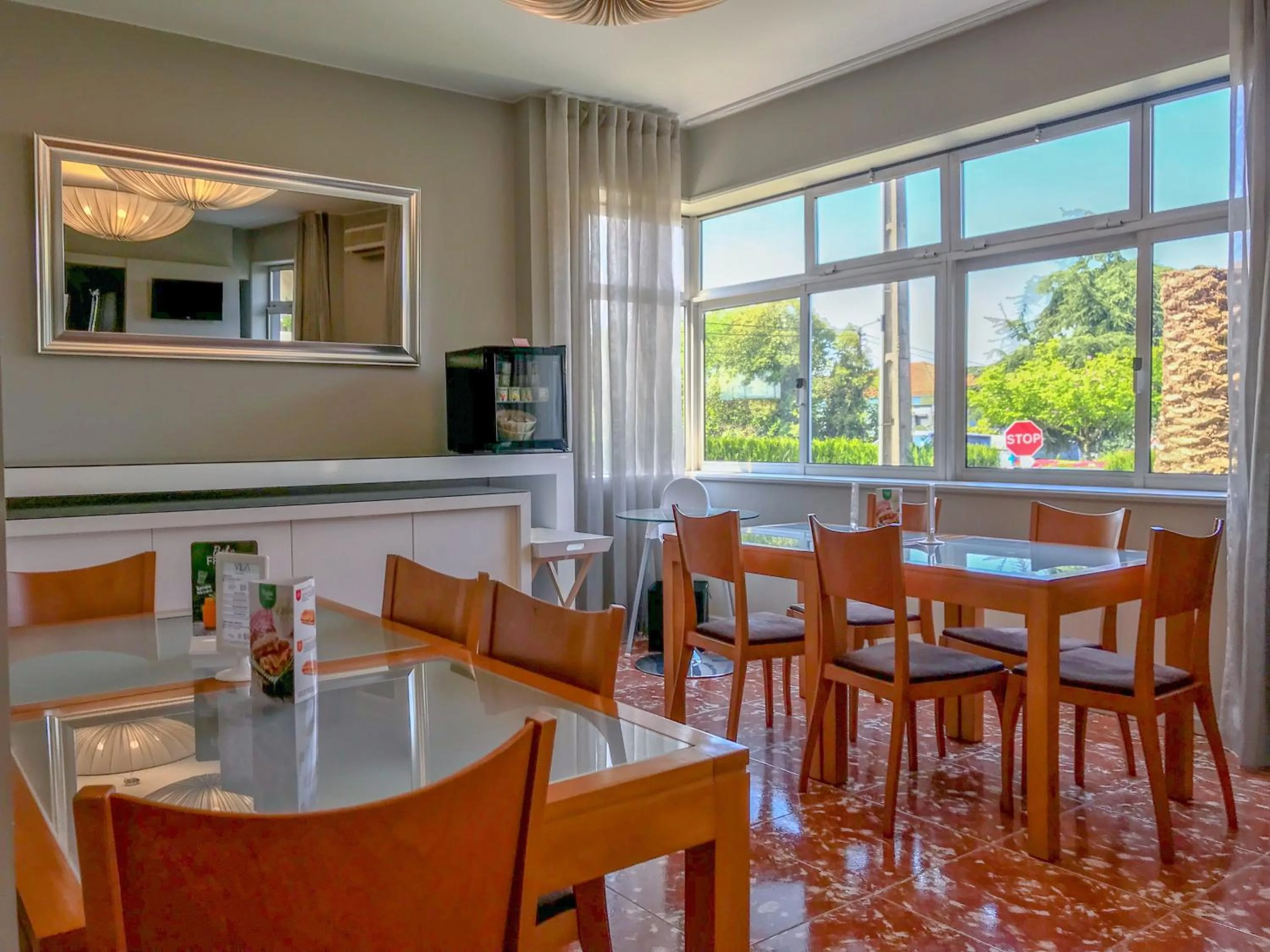 Communal lounge/ TV room in Vila Hotel By VimaHotels