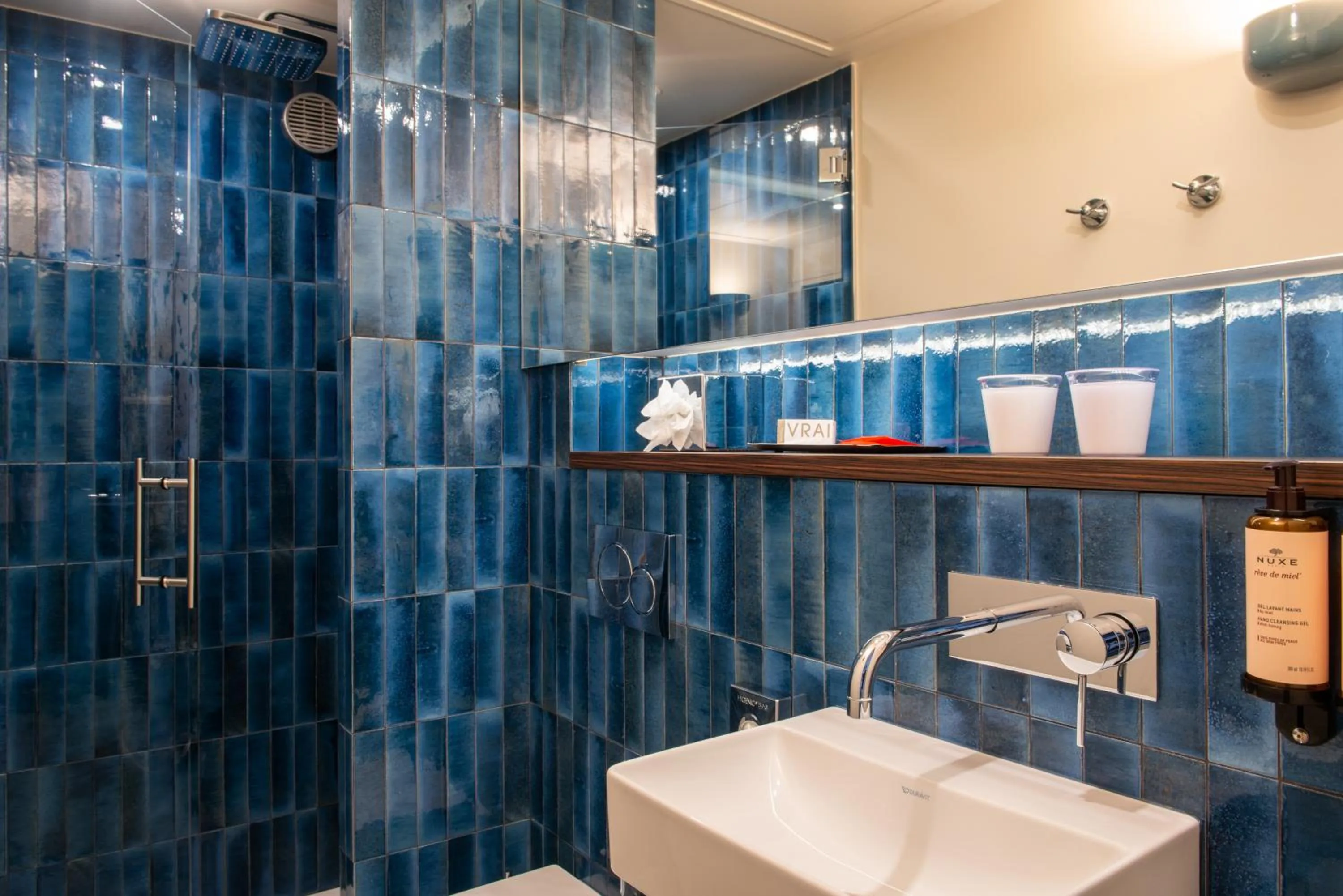 Shower in Golden Tulip Opera de Noailles