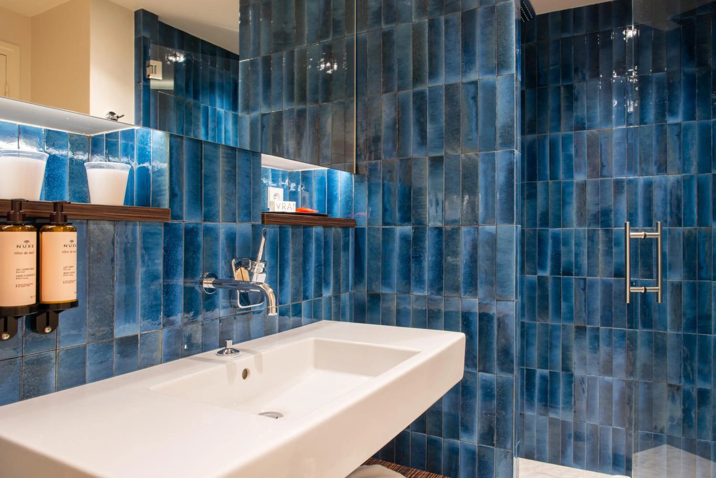 Shower in Golden Tulip Opera de Noailles