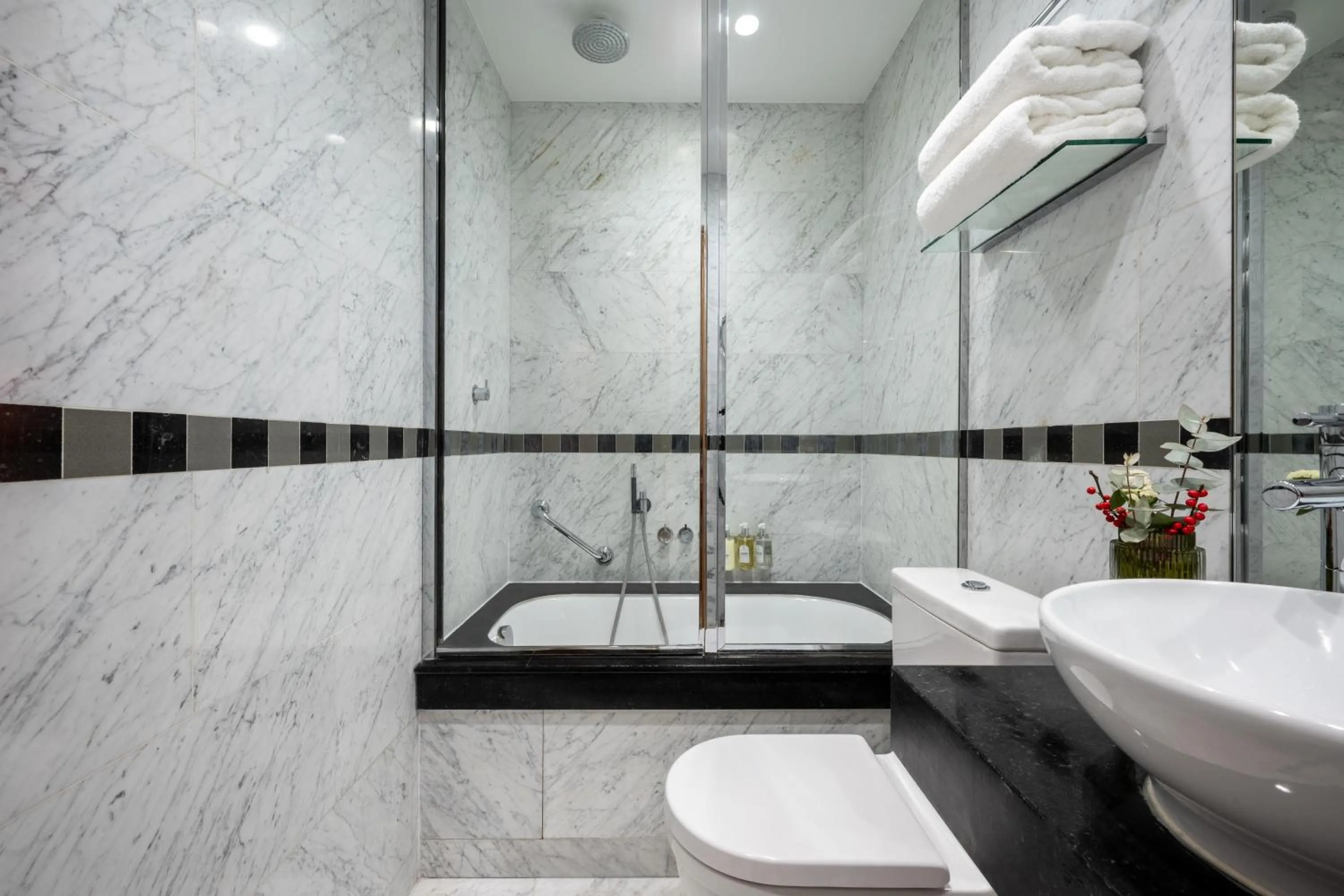 Bathroom in Le Belgrand Hotel Paris Champs Elysees, Tapestry By Hilton