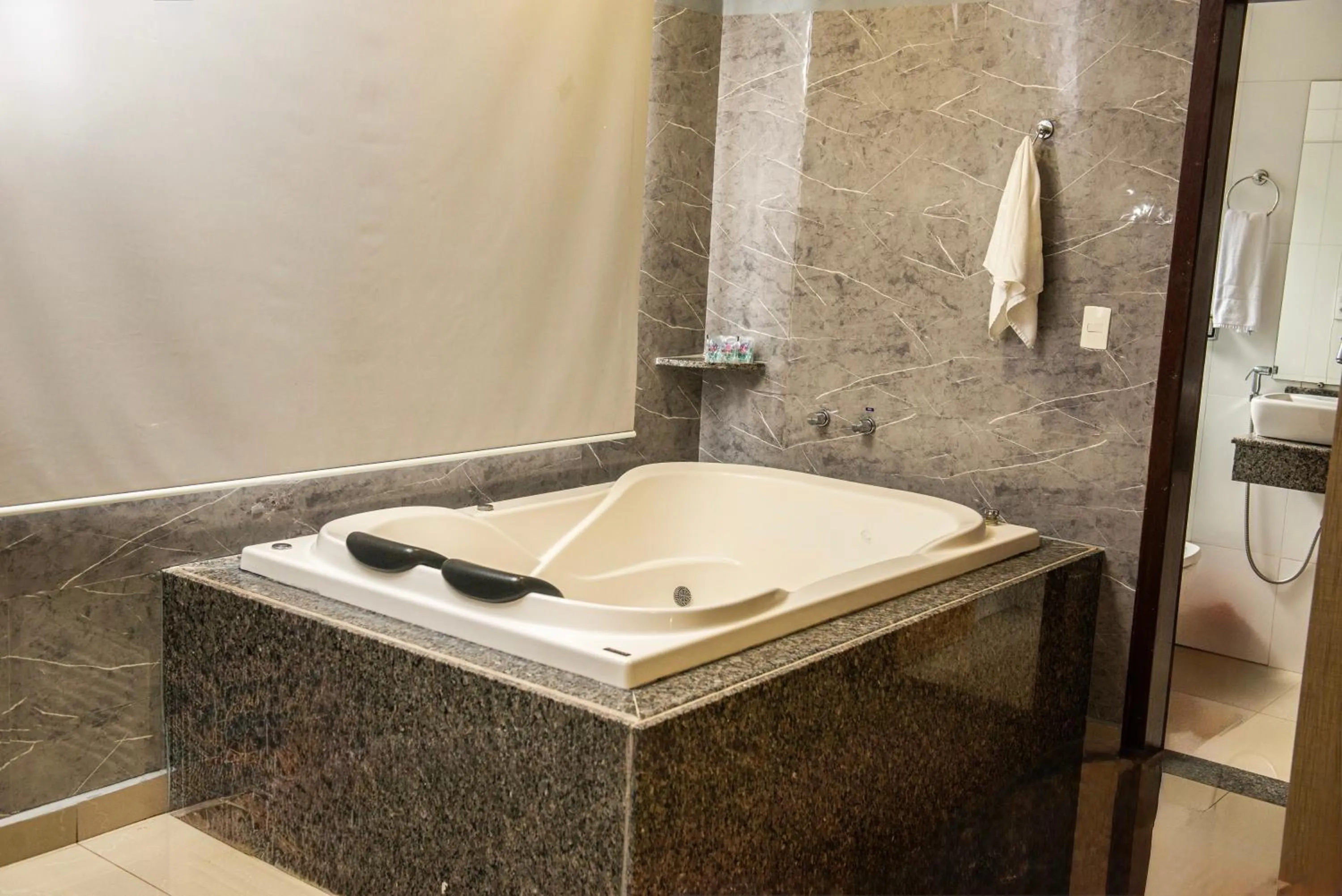 Bath in San Lucas Hotel - 06km de Maringa