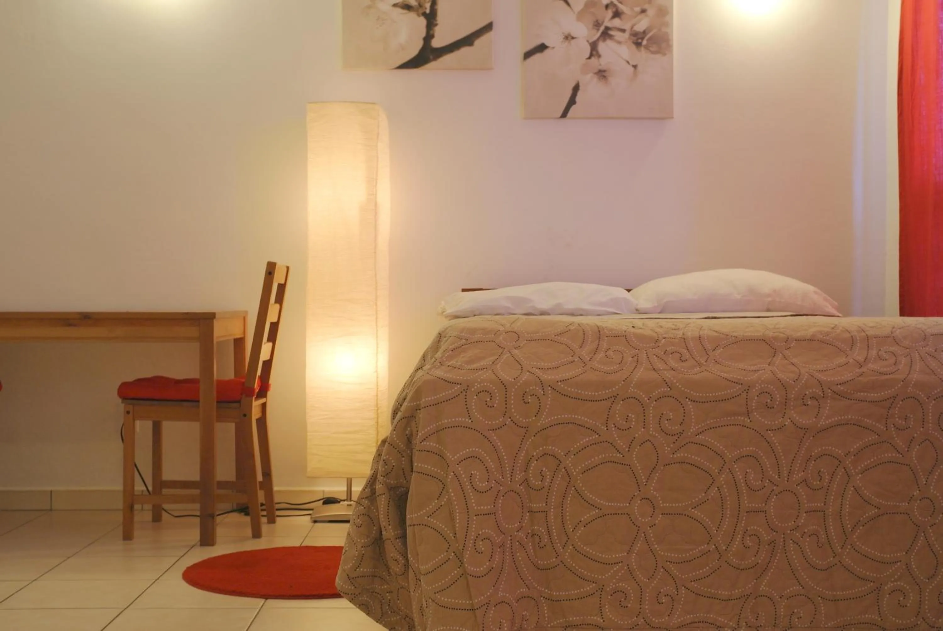 Bedroom, Bed in Orange Rembrandt Studio Apartments