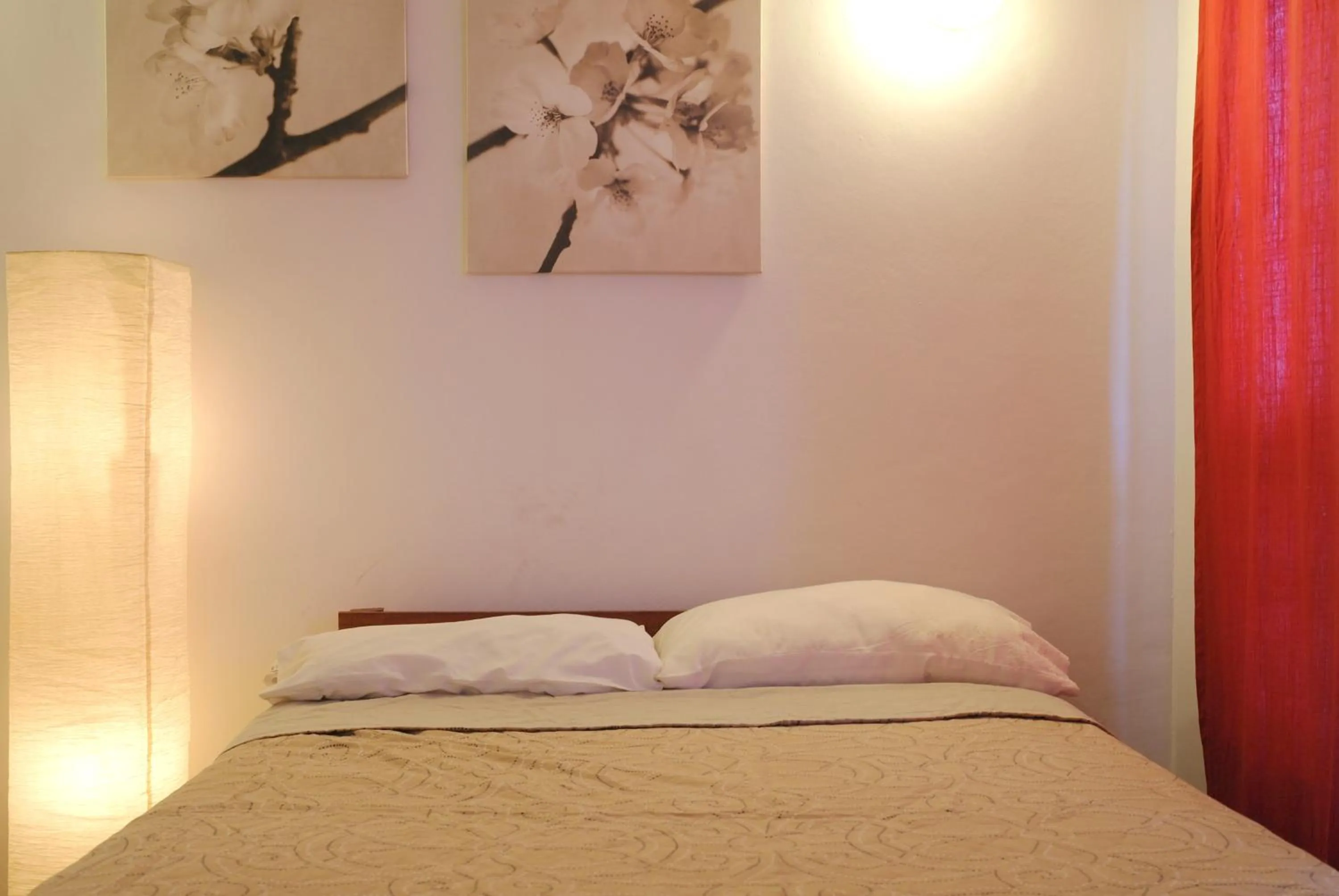 Bedroom, Bed in Orange Rembrandt Studio Apartments