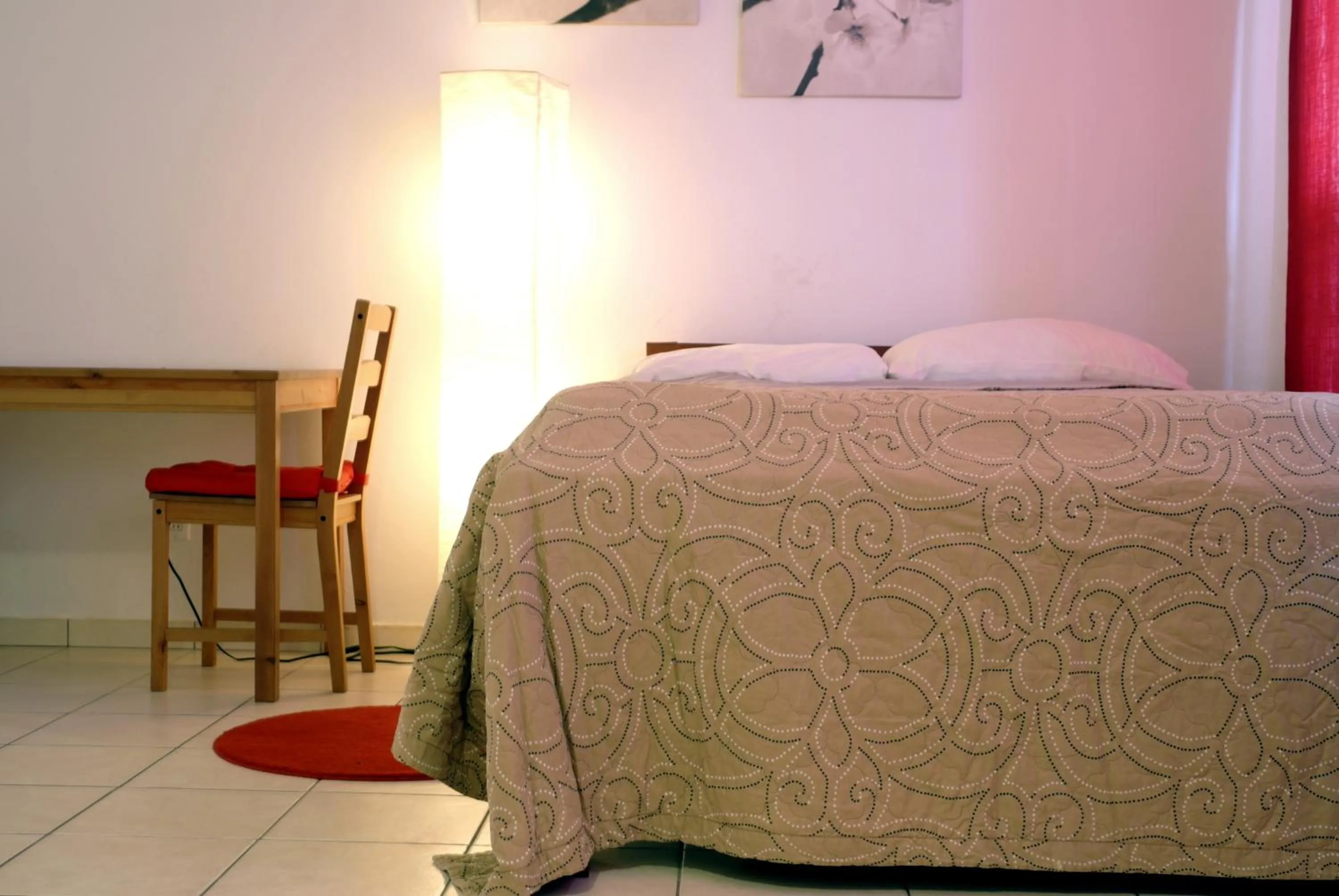 Bedroom, Bed in Orange Rembrandt Studio Apartments