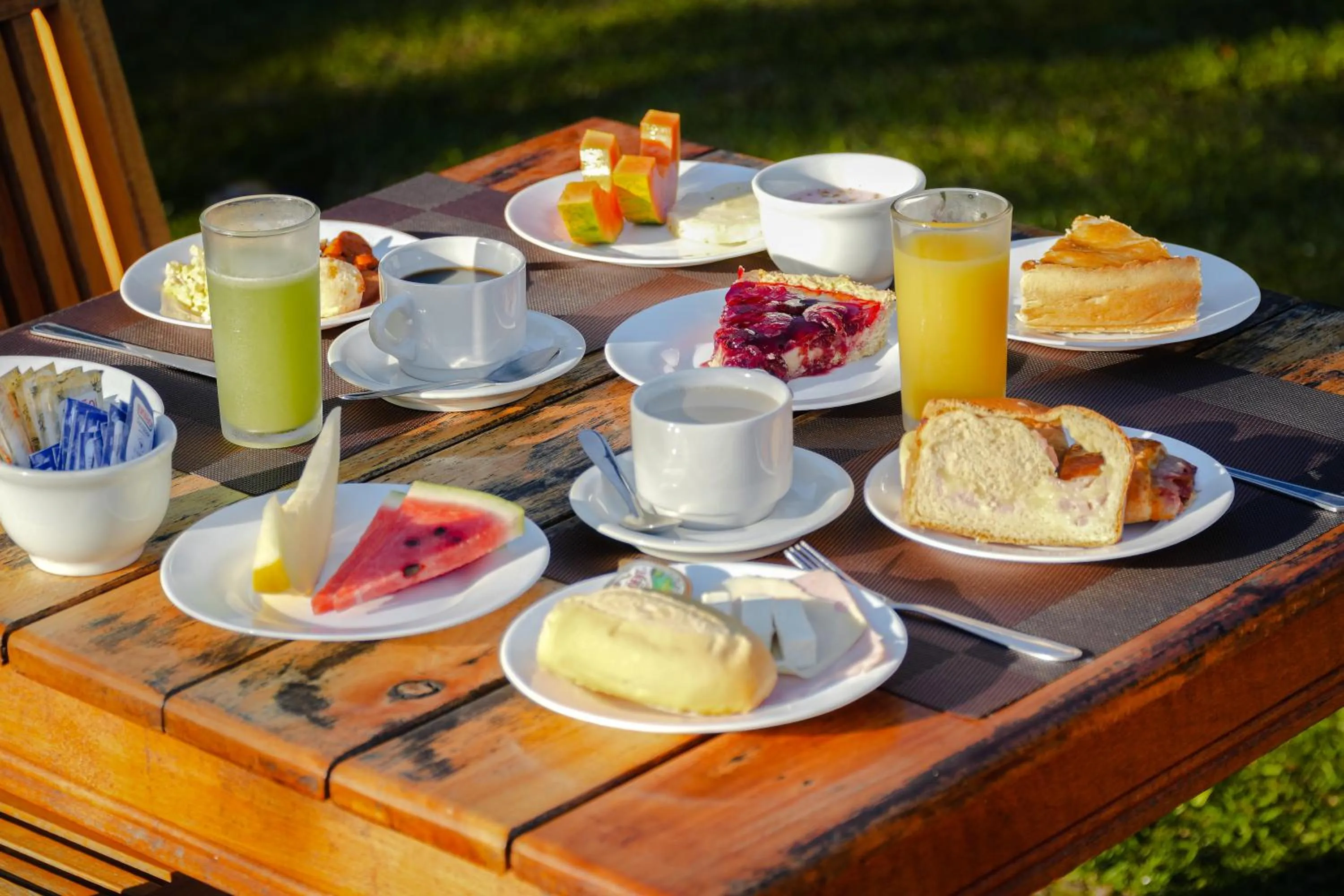 Breakfast in VELINN Pousada Bromelias