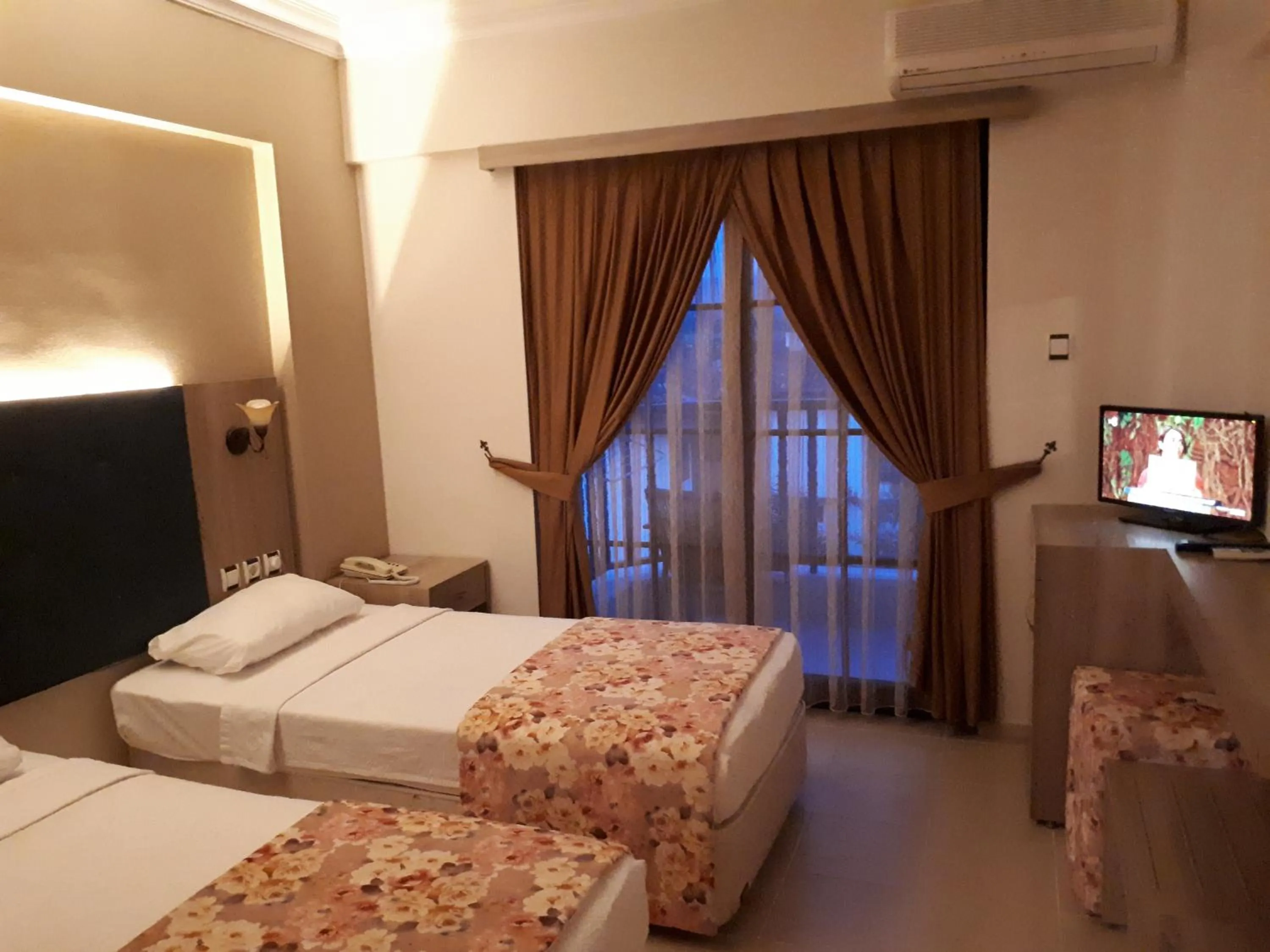 Photo of the whole room, Bed in Hamle Hotel