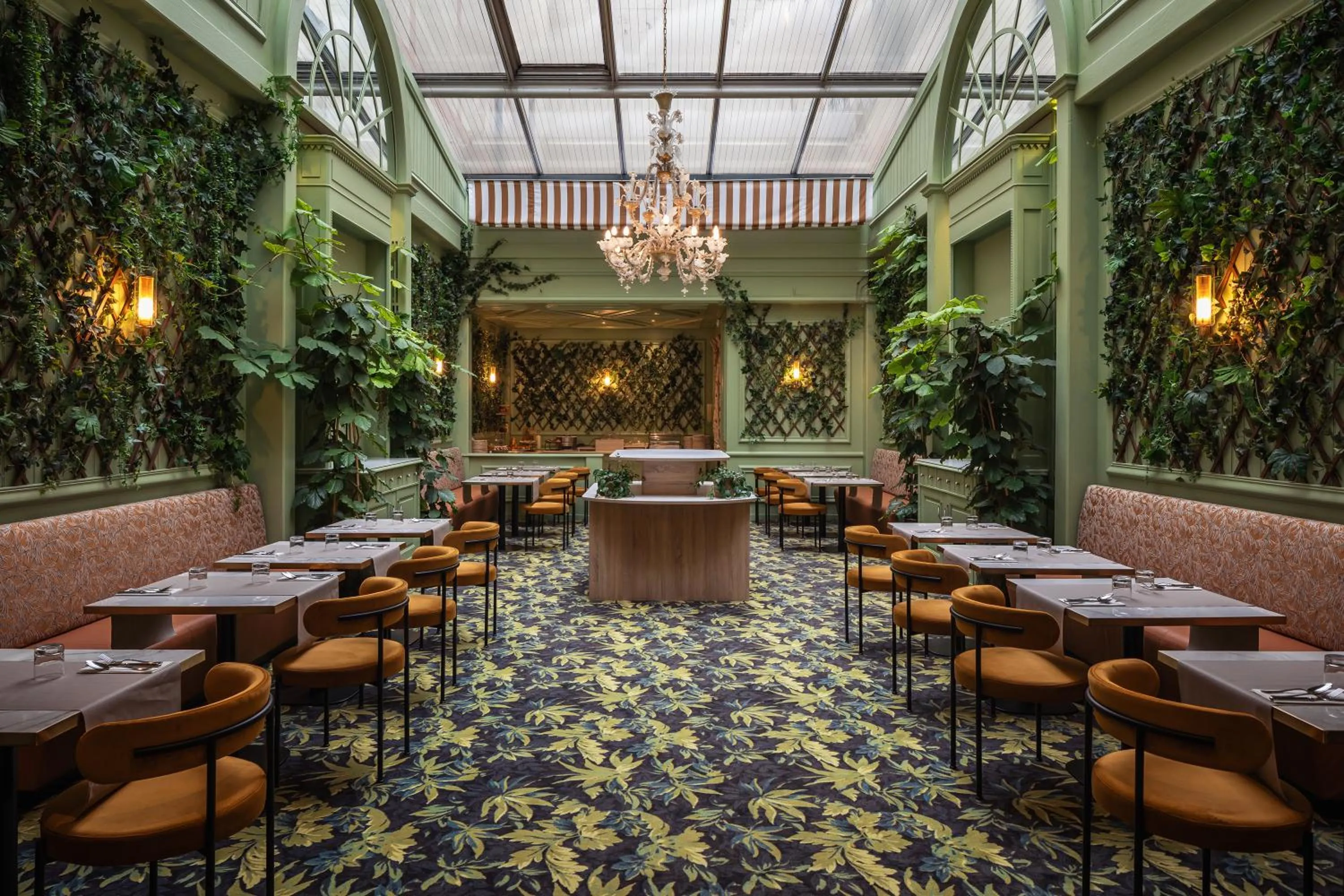 Restaurant/places to eat in Royal Garden Champs-Élysées