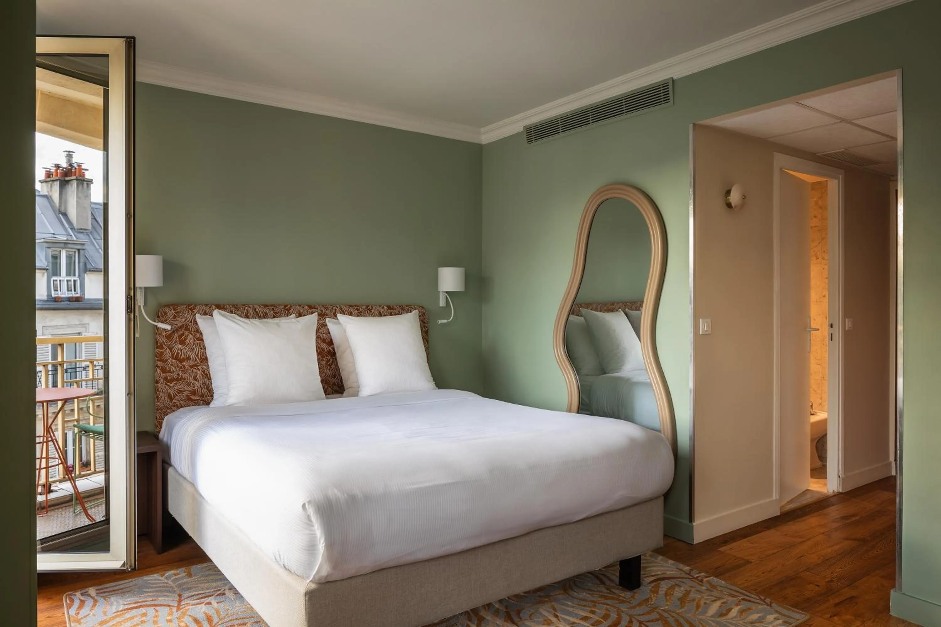 Bed in Royal Garden Champs-Élysées