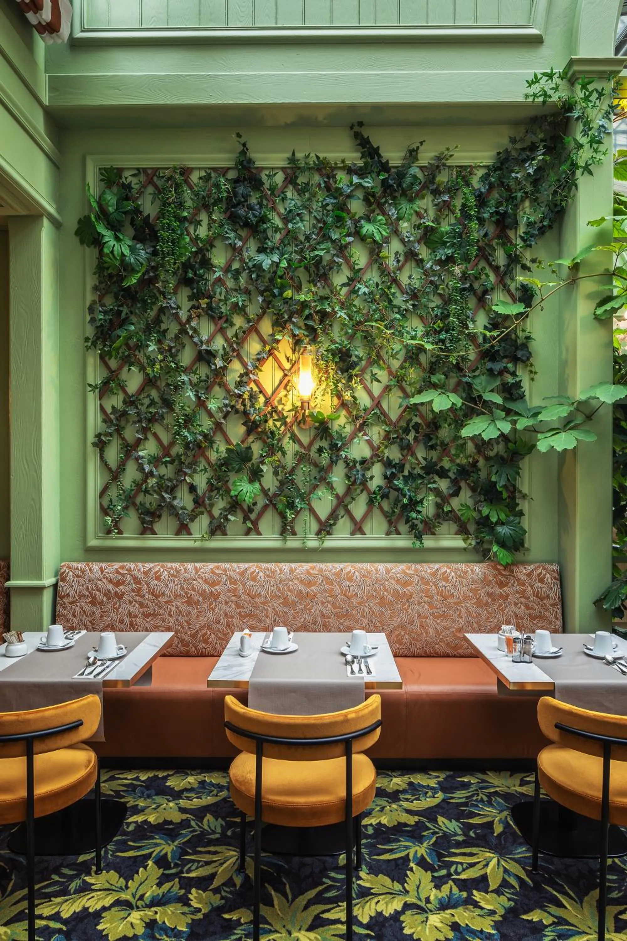 Restaurant/places to eat in Royal Garden Champs-Élysées