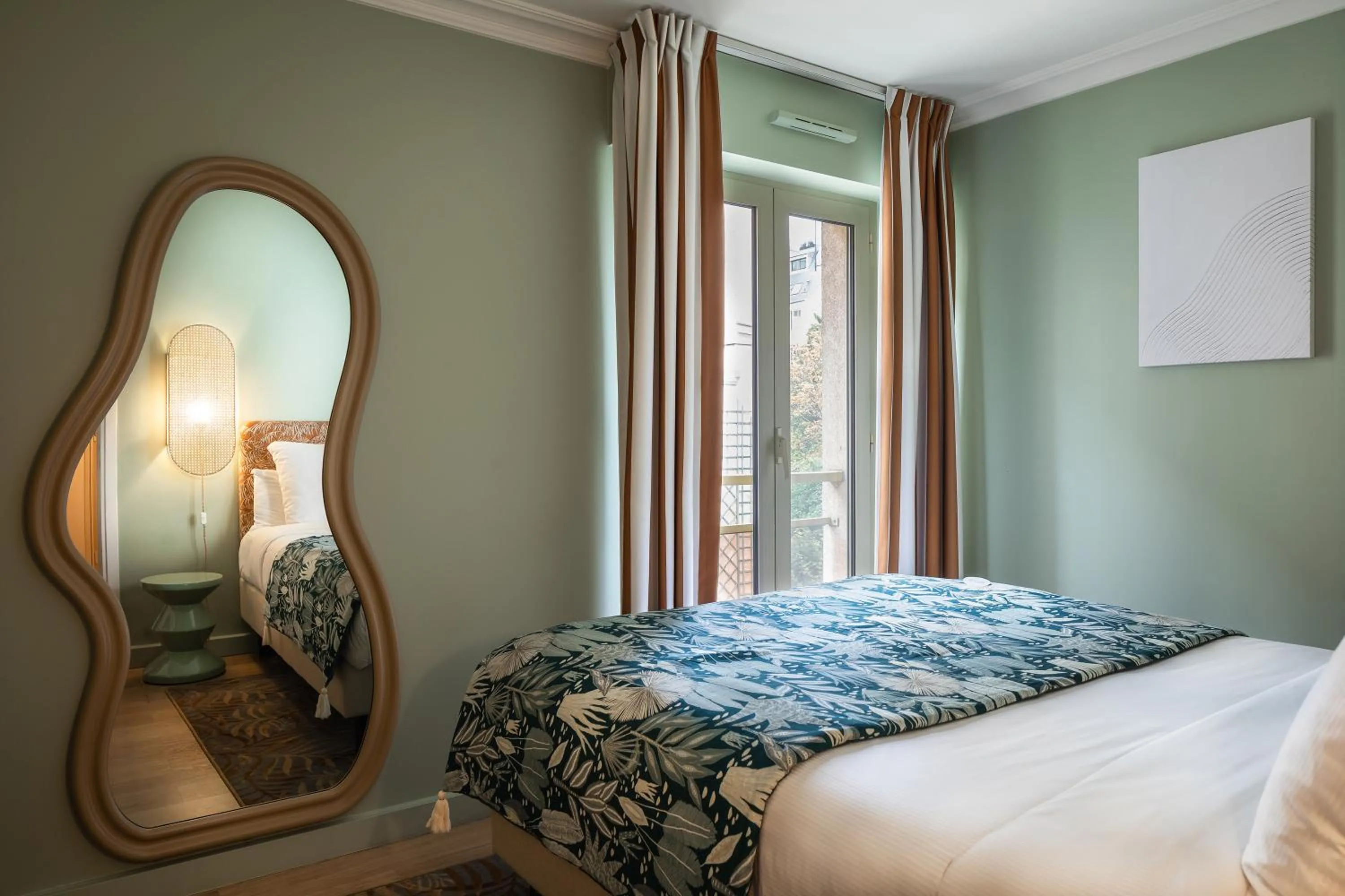 Bed in Royal Garden Champs-Élysées