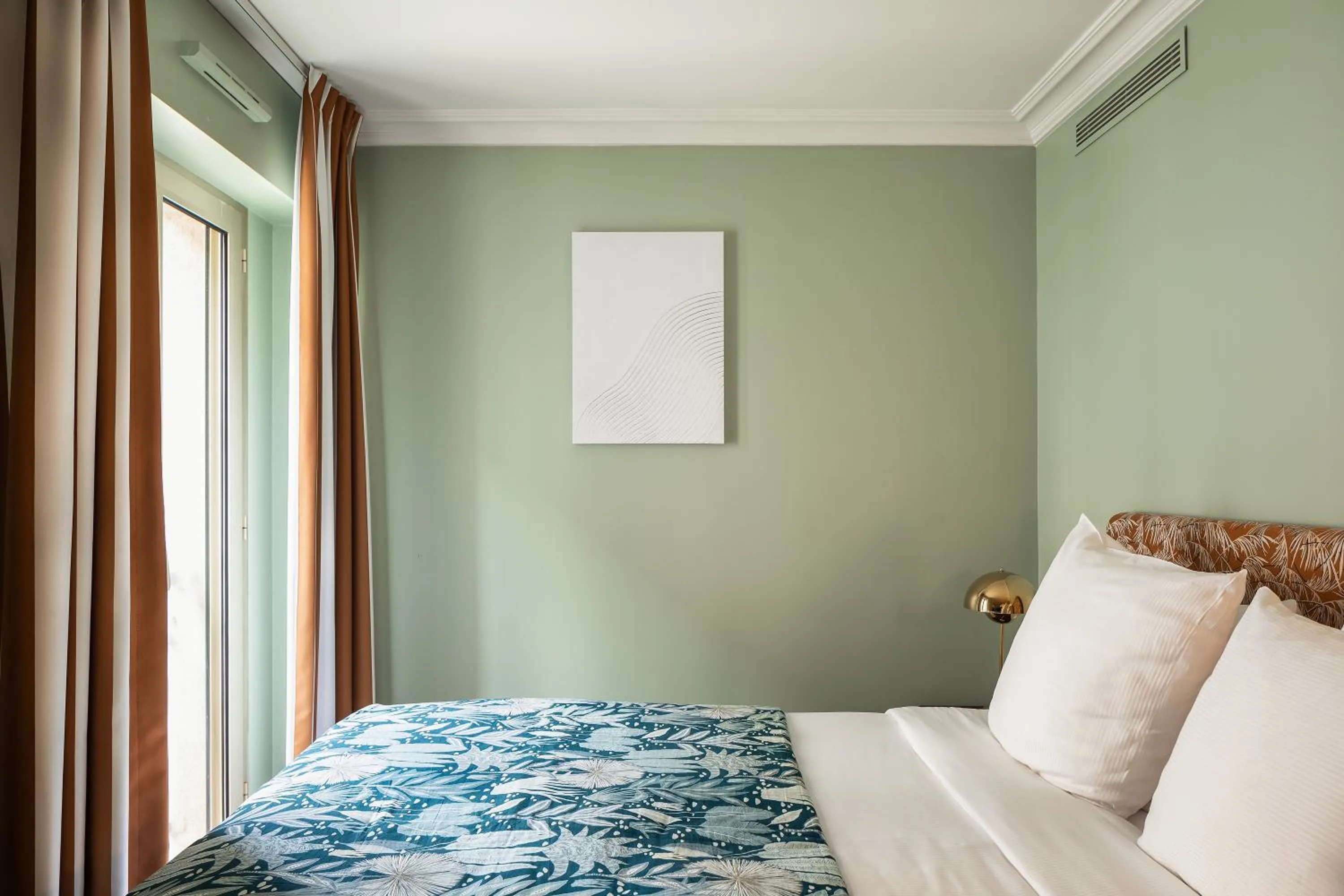 Bed in Royal Garden Champs-Élysées