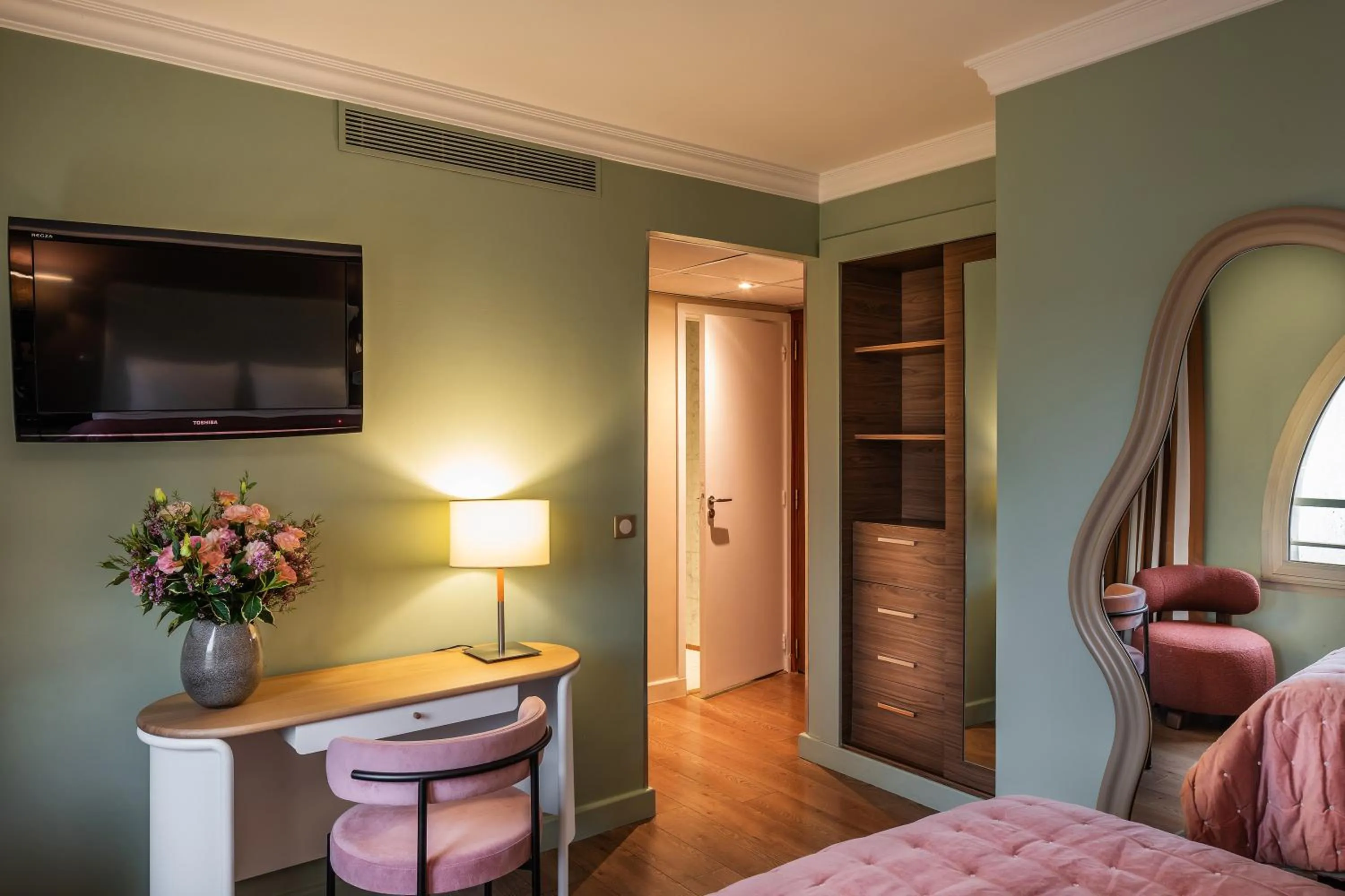 Bedroom, Bed in Royal Garden Champs-Élysées