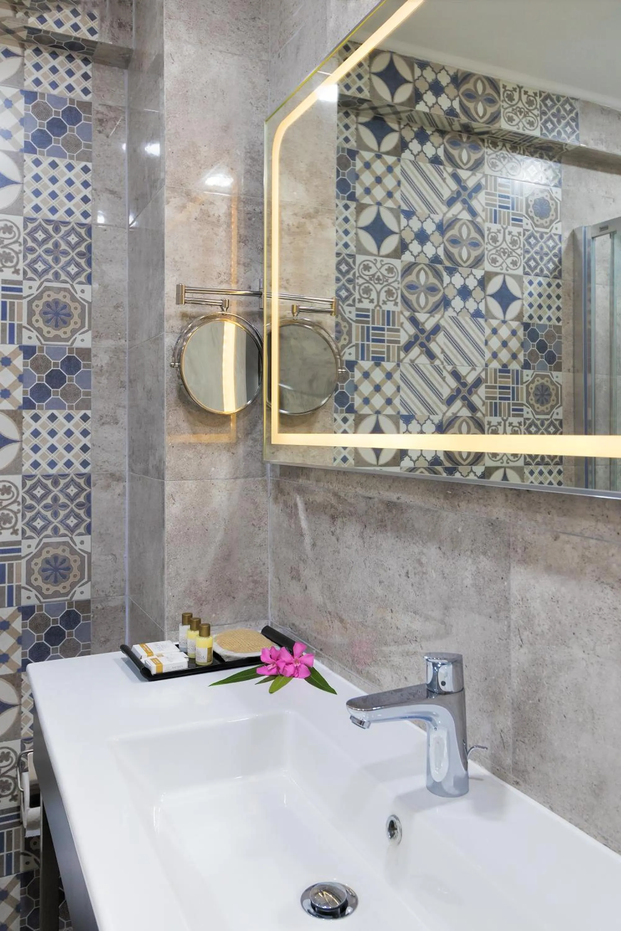Shower in AMOSSİA Elite Boutique Hotel