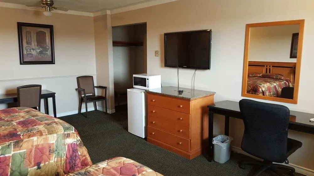 Bedroom, Bed in Sunrise Motel