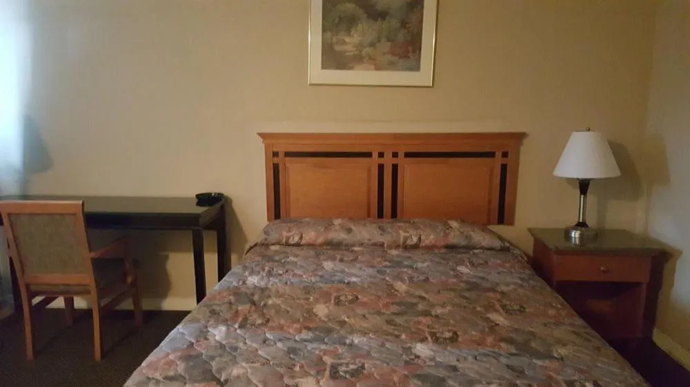 Bedroom, Bed in Sunrise Motel