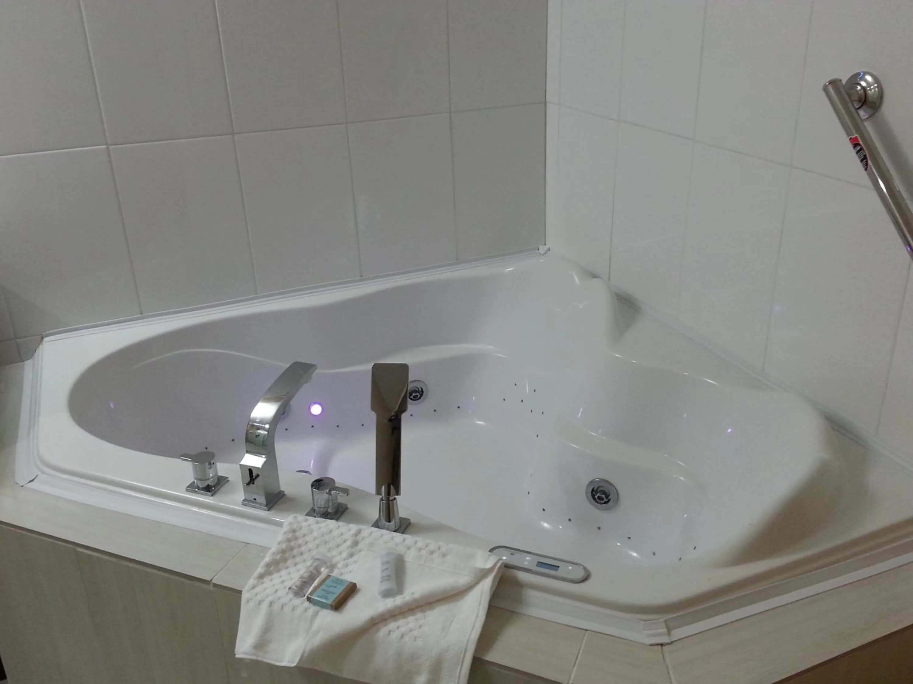 Bathroom in Sunrise Motel