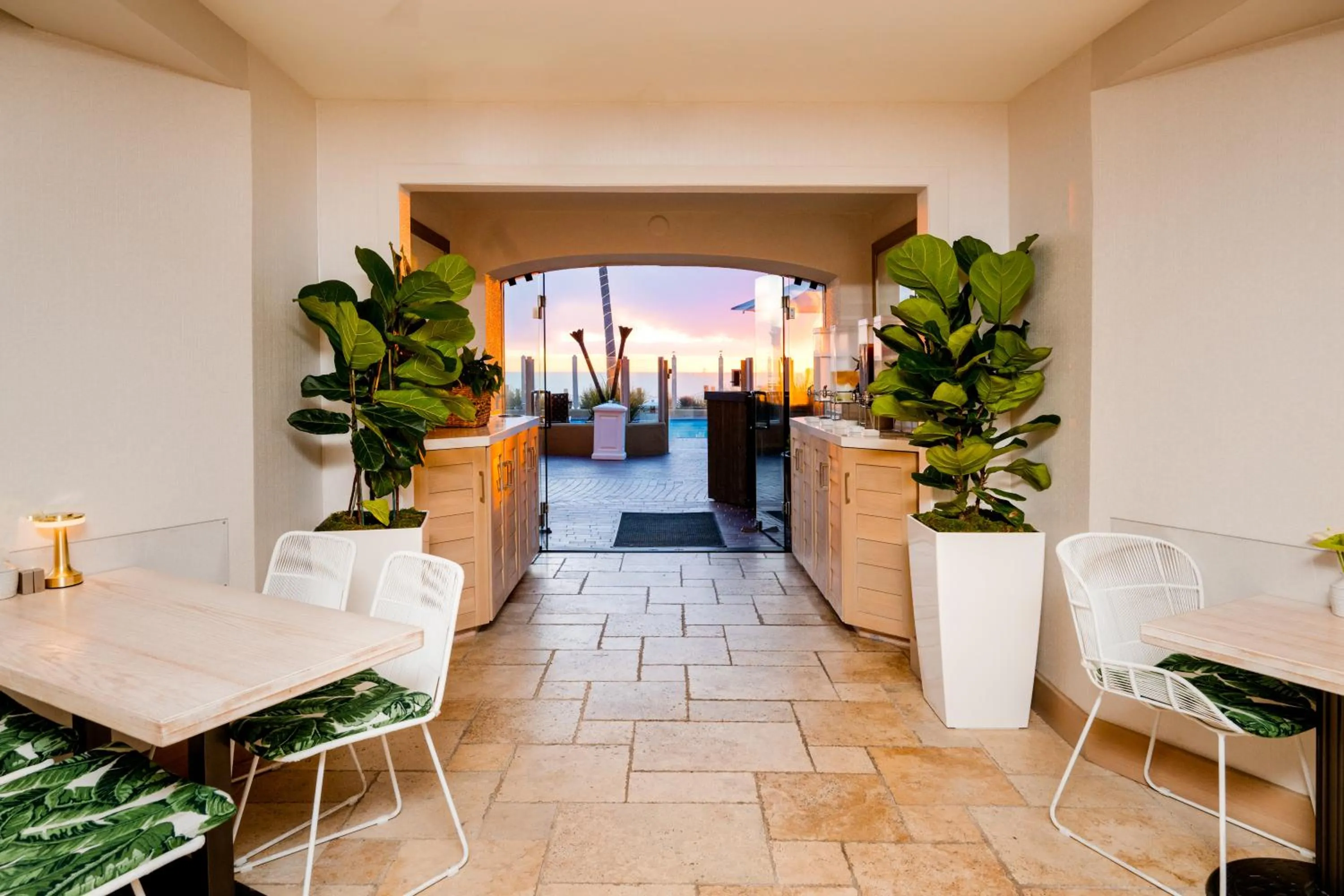 Restaurant/places to eat in Pacific Terrace Hotel