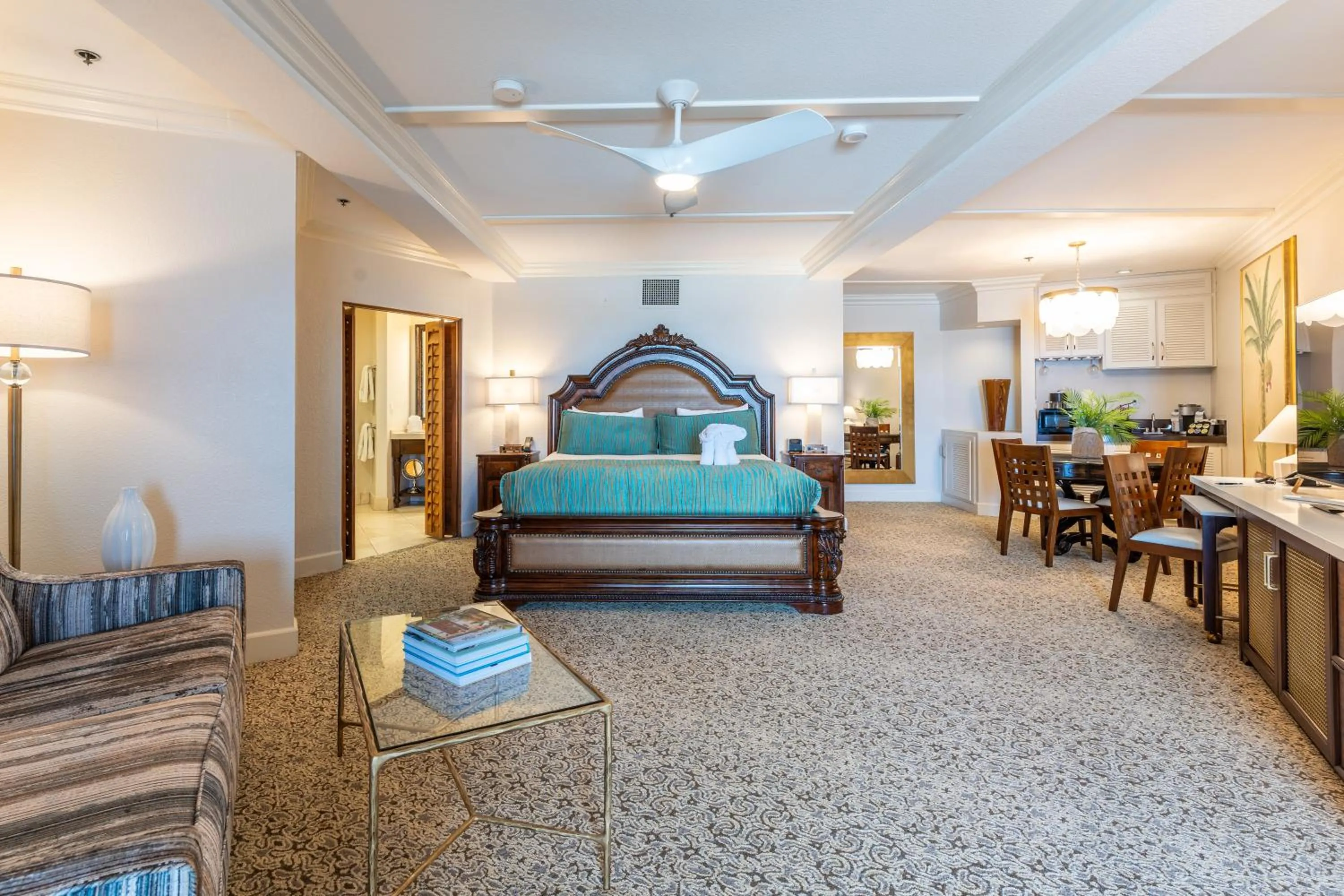 Photo of the whole room, Bed in Pacific Terrace Hotel