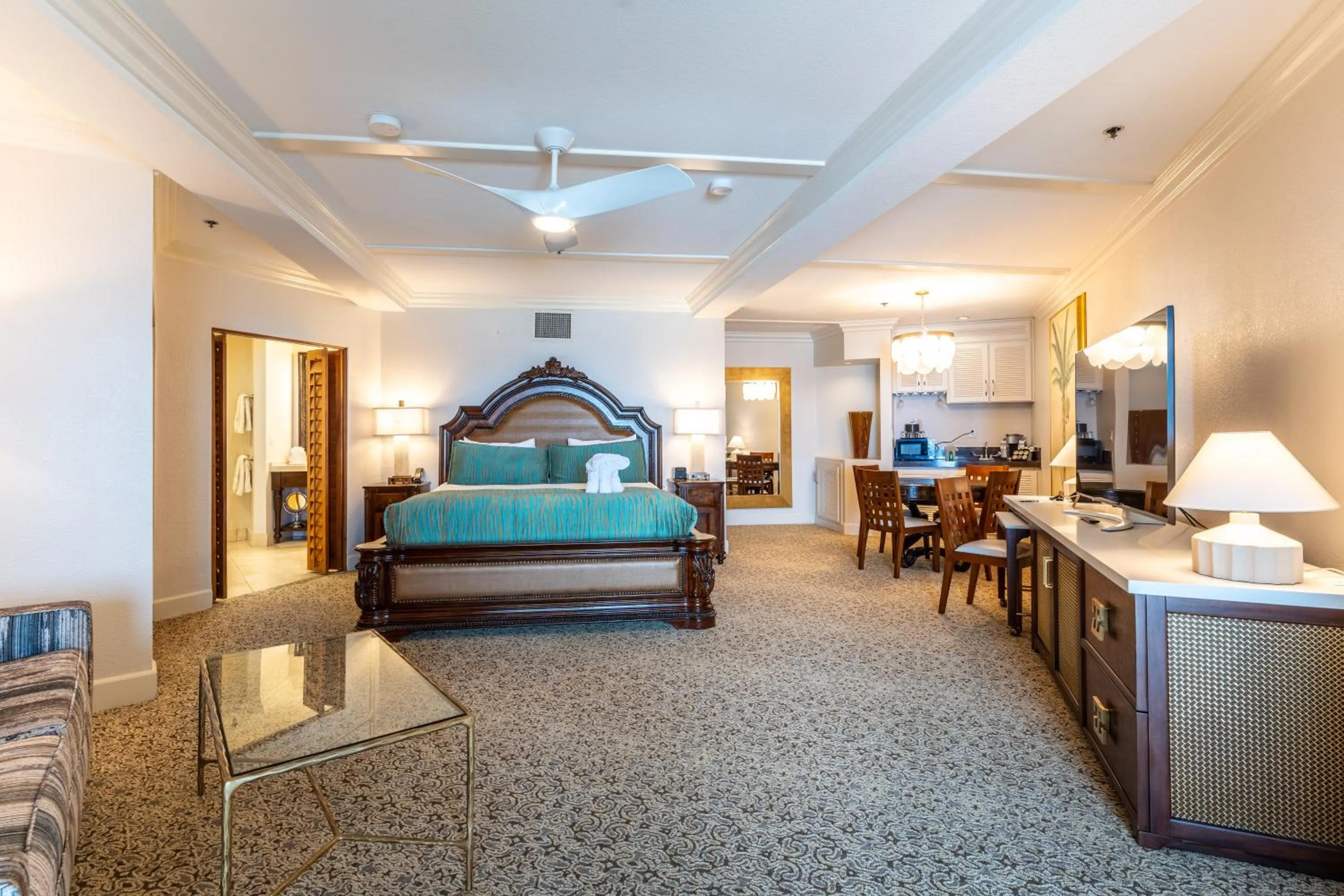 Photo of the whole room, Bed in Pacific Terrace Hotel