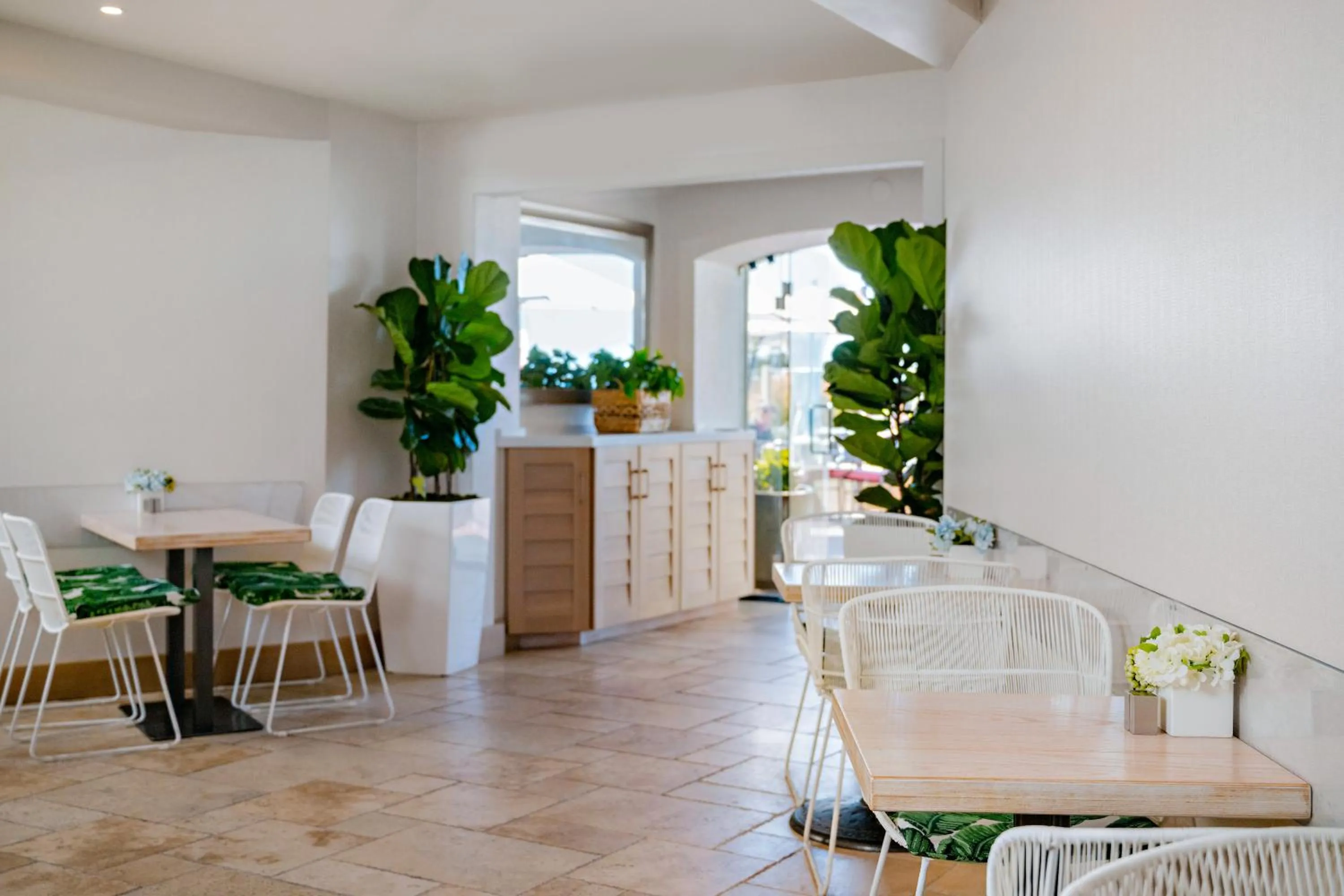 Restaurant/places to eat in Pacific Terrace Hotel