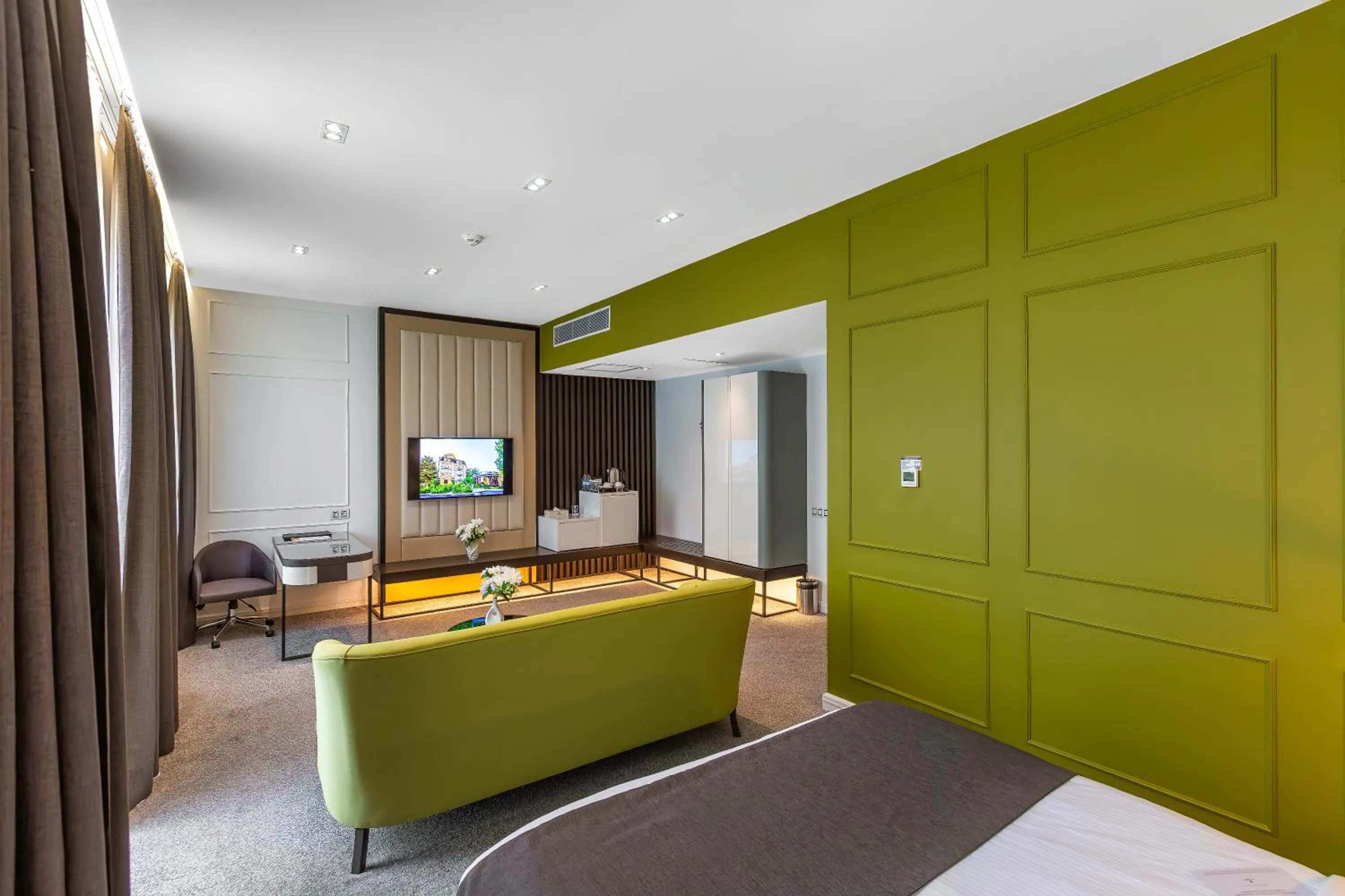 Communal lounge/ TV room in Ivy Garden Hotel Baku