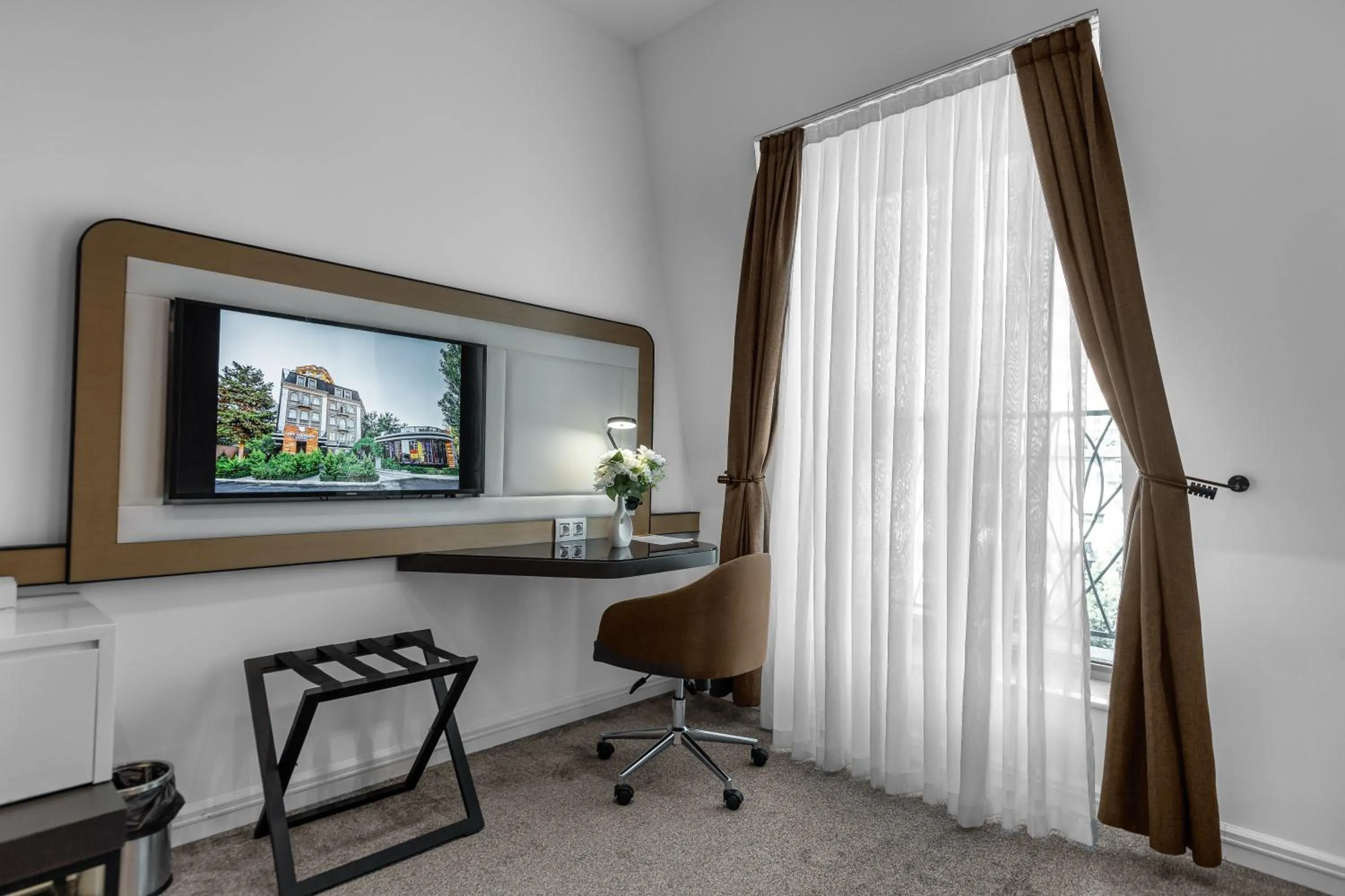 Communal lounge/ TV room in Ivy Garden Hotel Baku