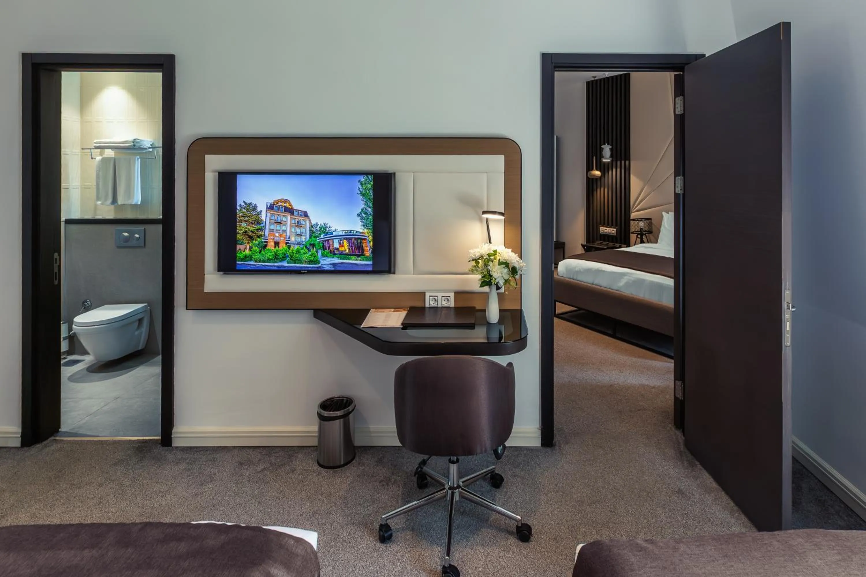 Communal lounge/ TV room, Bed in Ivy Garden Hotel Baku