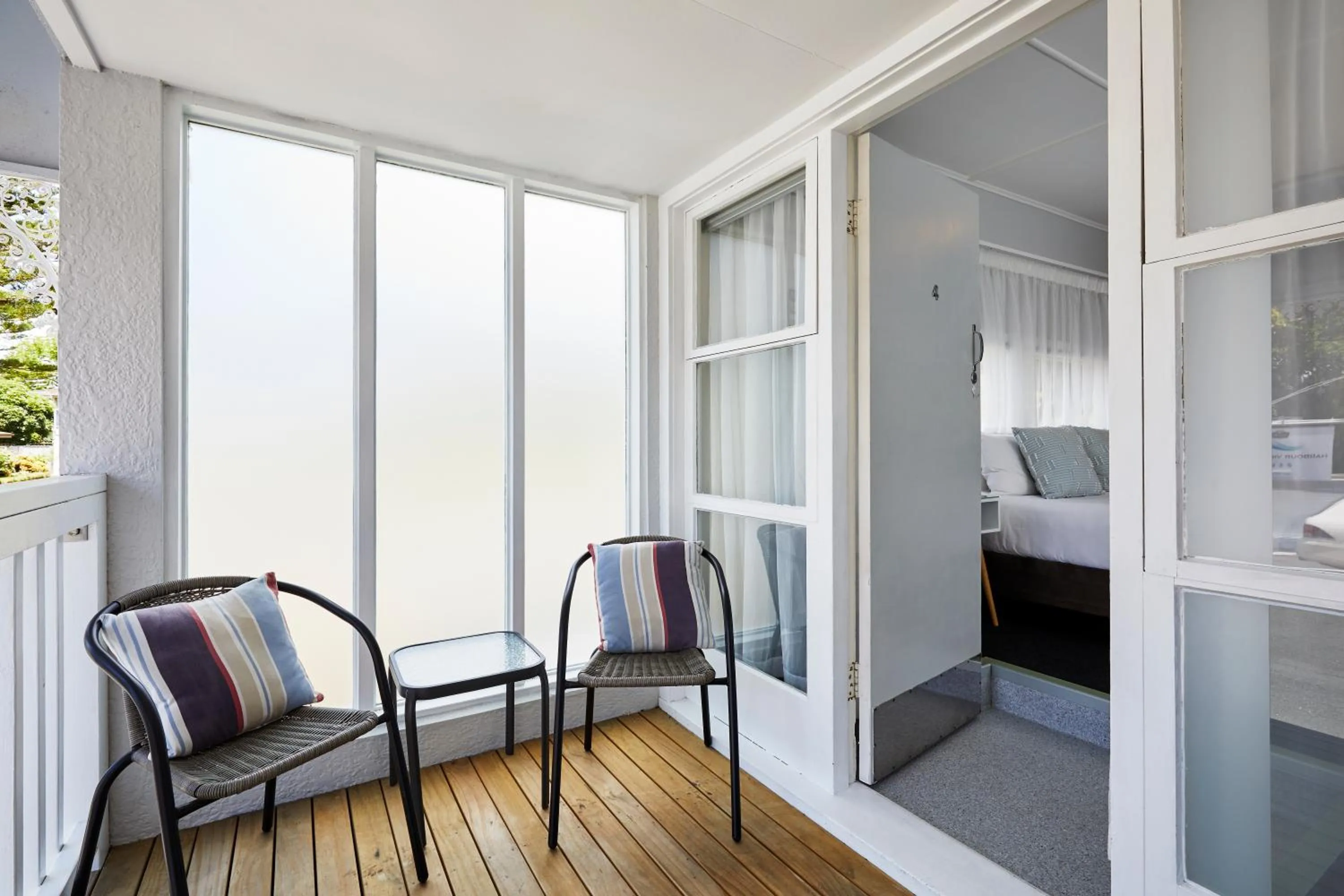 Balcony/Terrace, Bed in Harbour View Motel and Waterfront Apartments