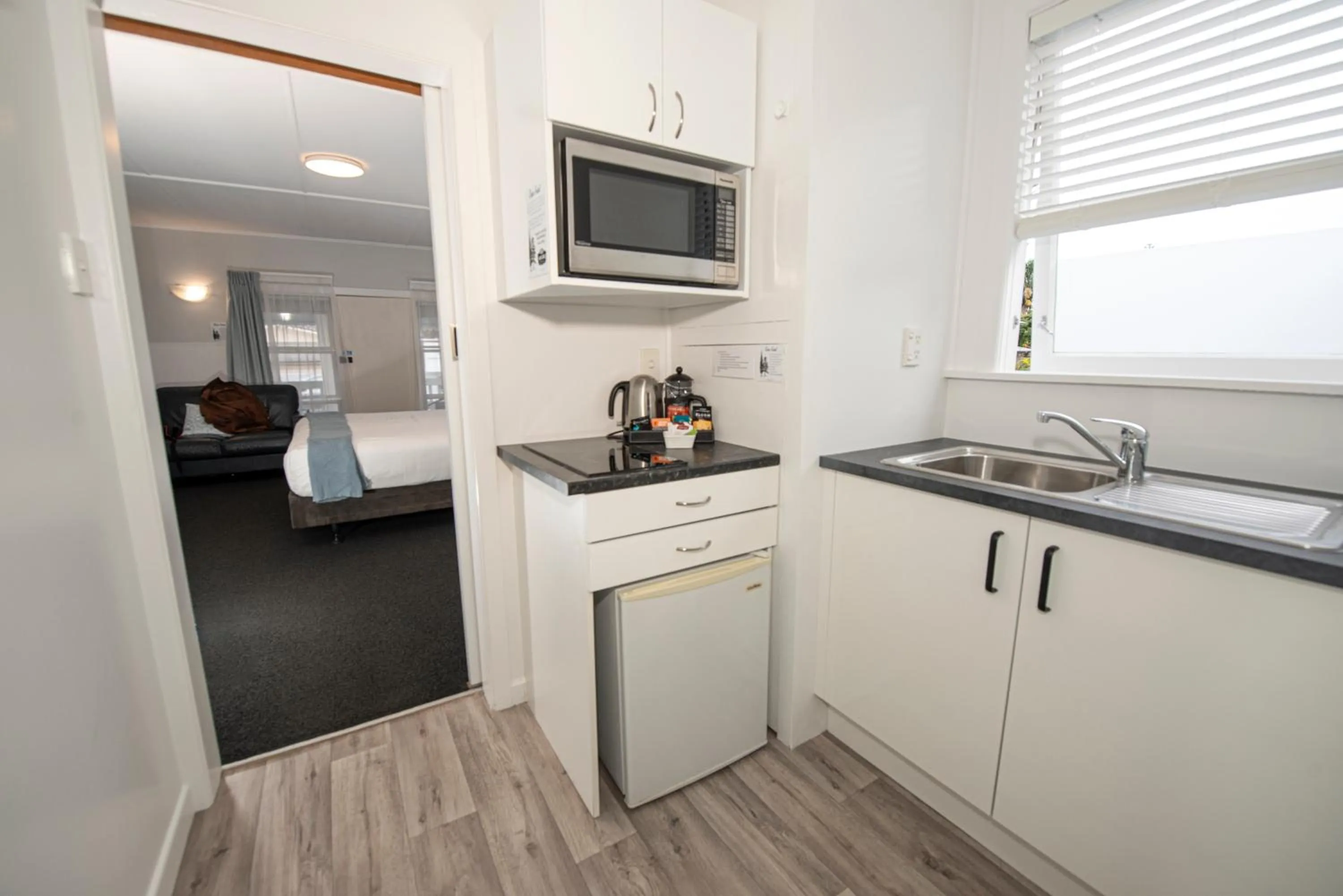 Kitchen or kitchenette in Harbour View Motel and Waterfront Apartments