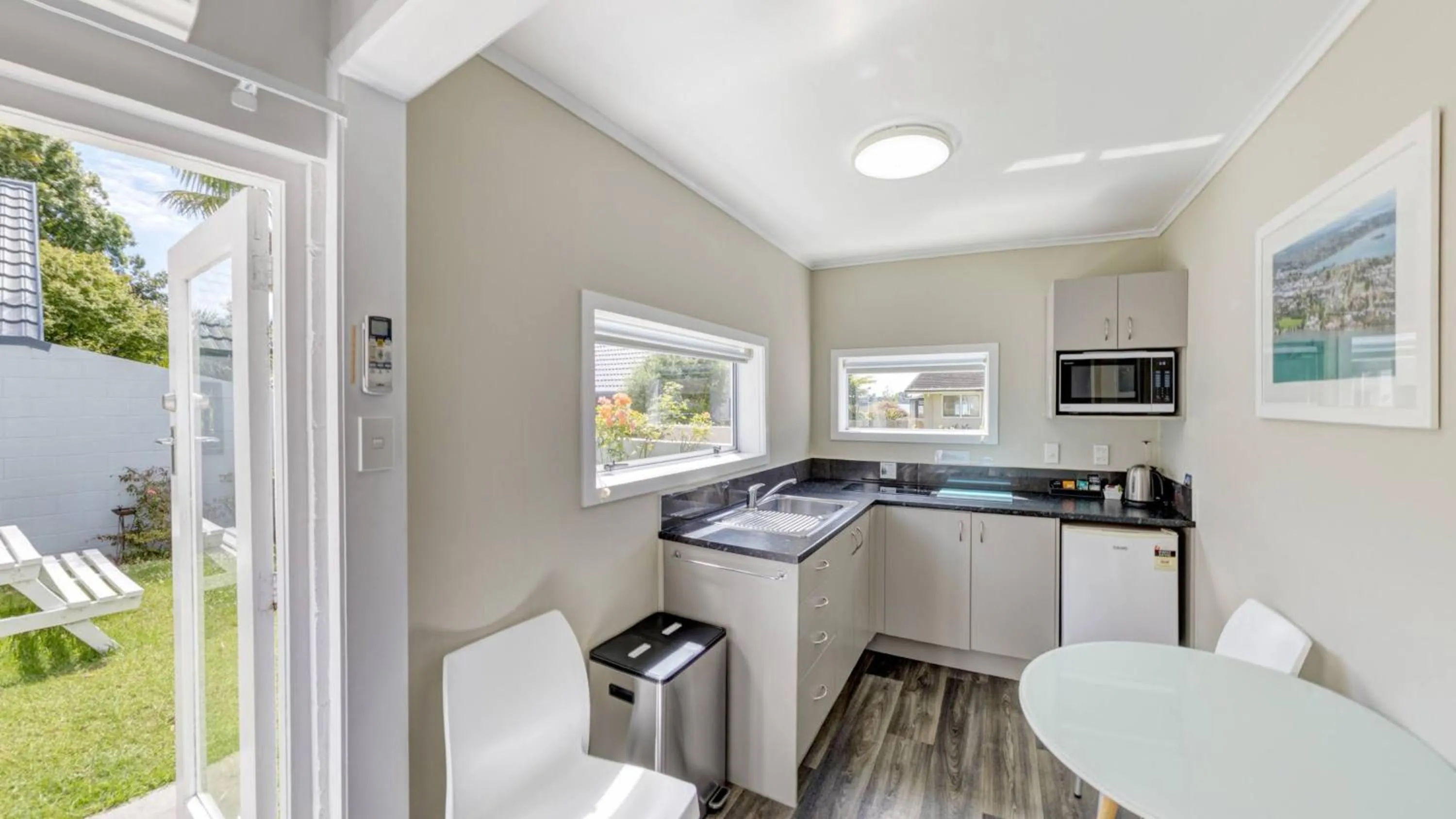 Kitchen or kitchenette in Harbour View Motel and Waterfront Apartments