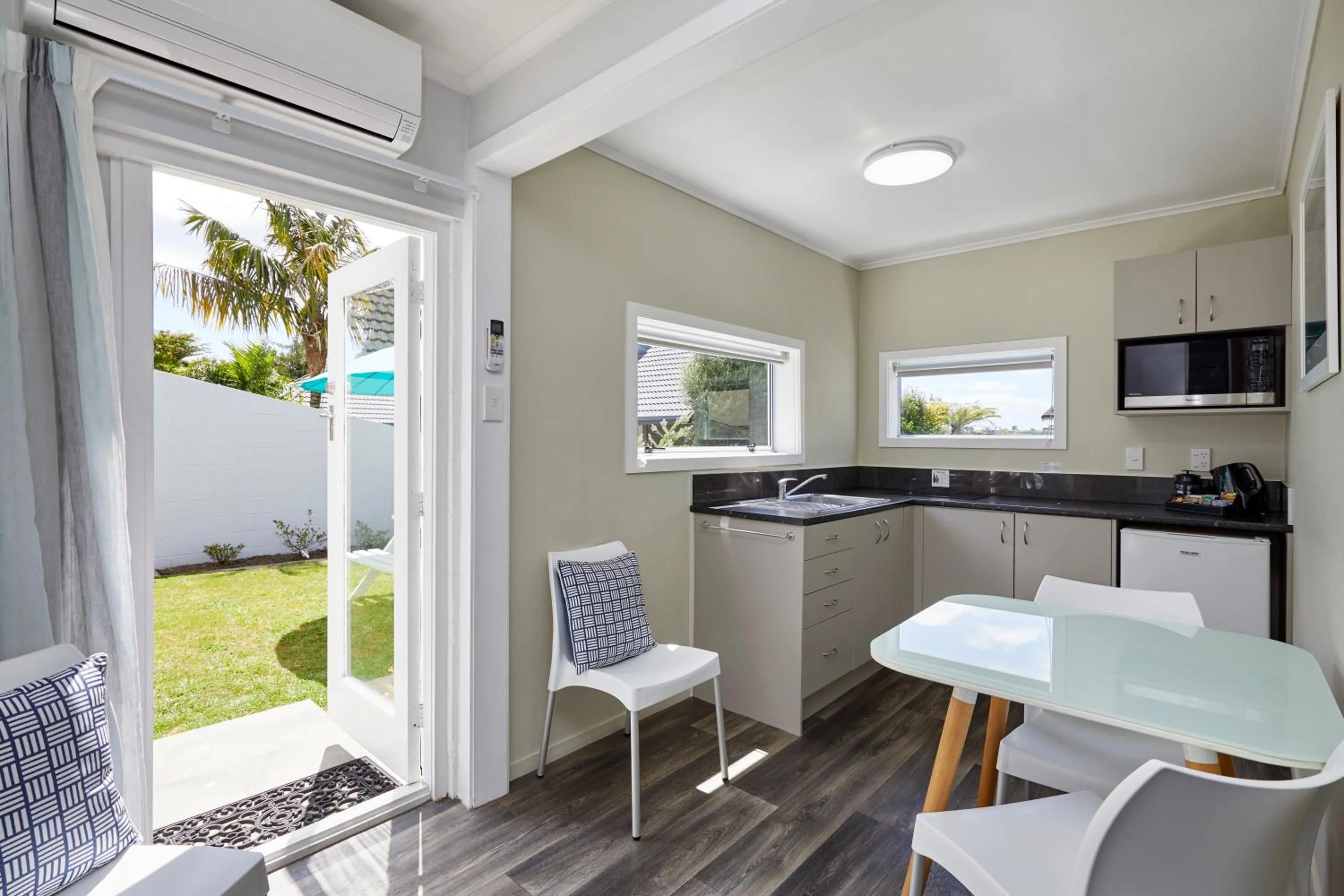 Kitchen or kitchenette in Harbour View Motel and Waterfront Apartments