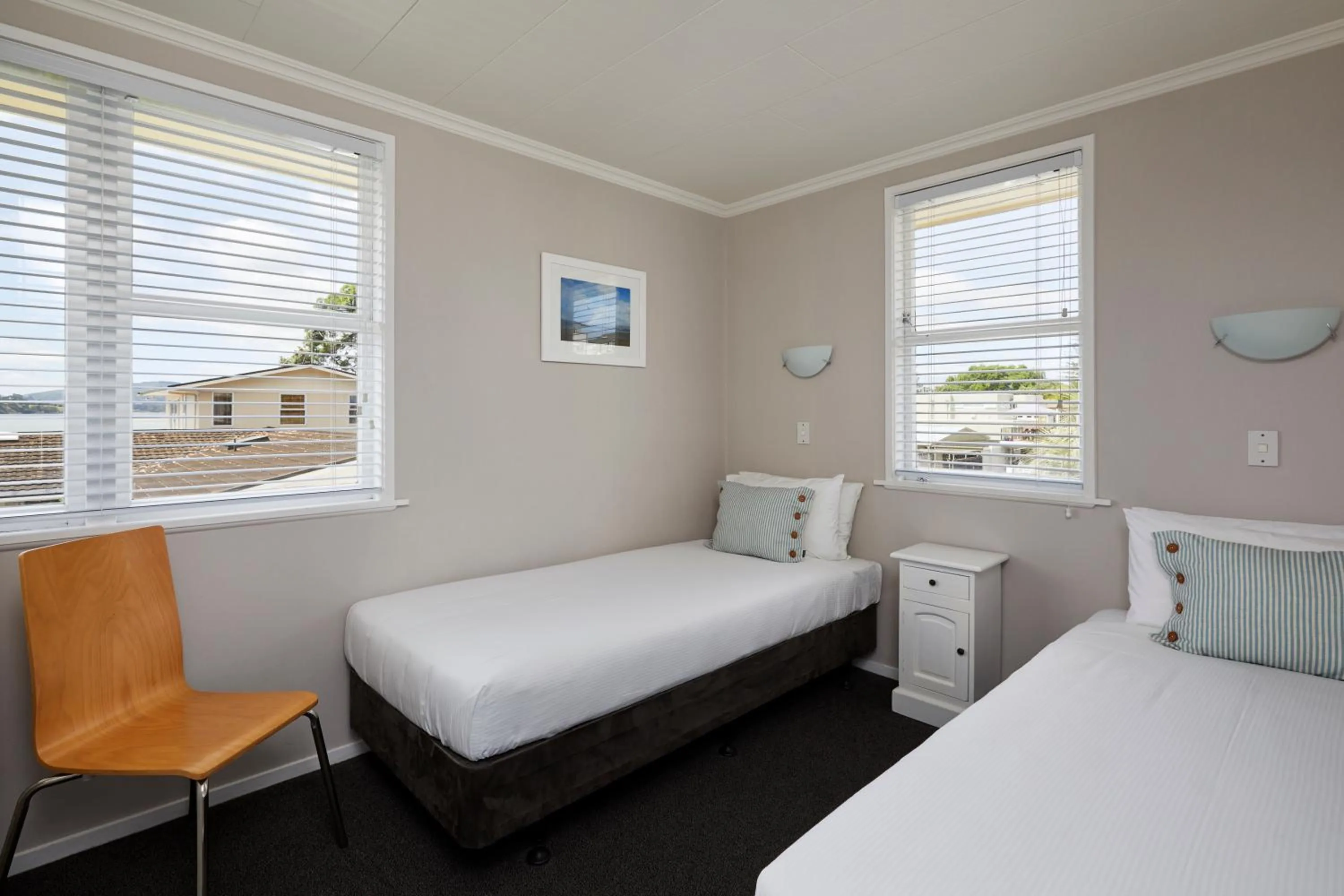 One-Bedroom Apartment 2 with Harbor Views - Upstairs in Harbour View Motel and Waterfront Apartments