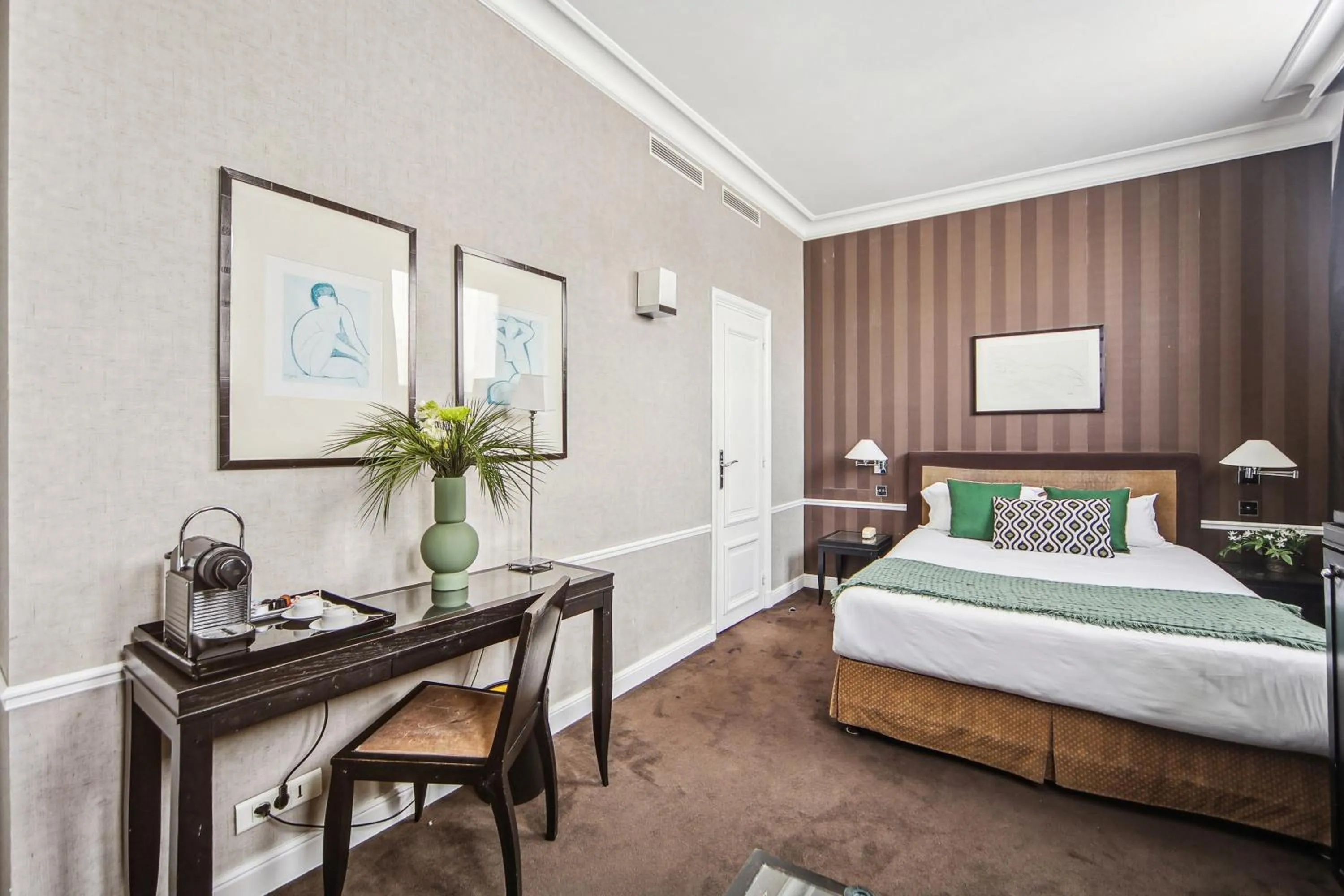 Bedroom, Bed in Victoires Opera