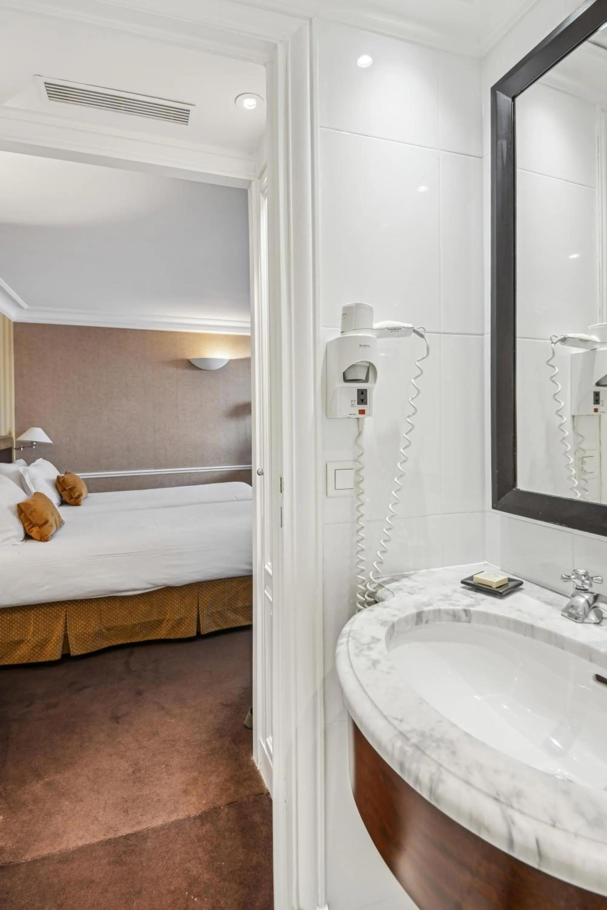 Bathroom, Bed in Victoires Opera