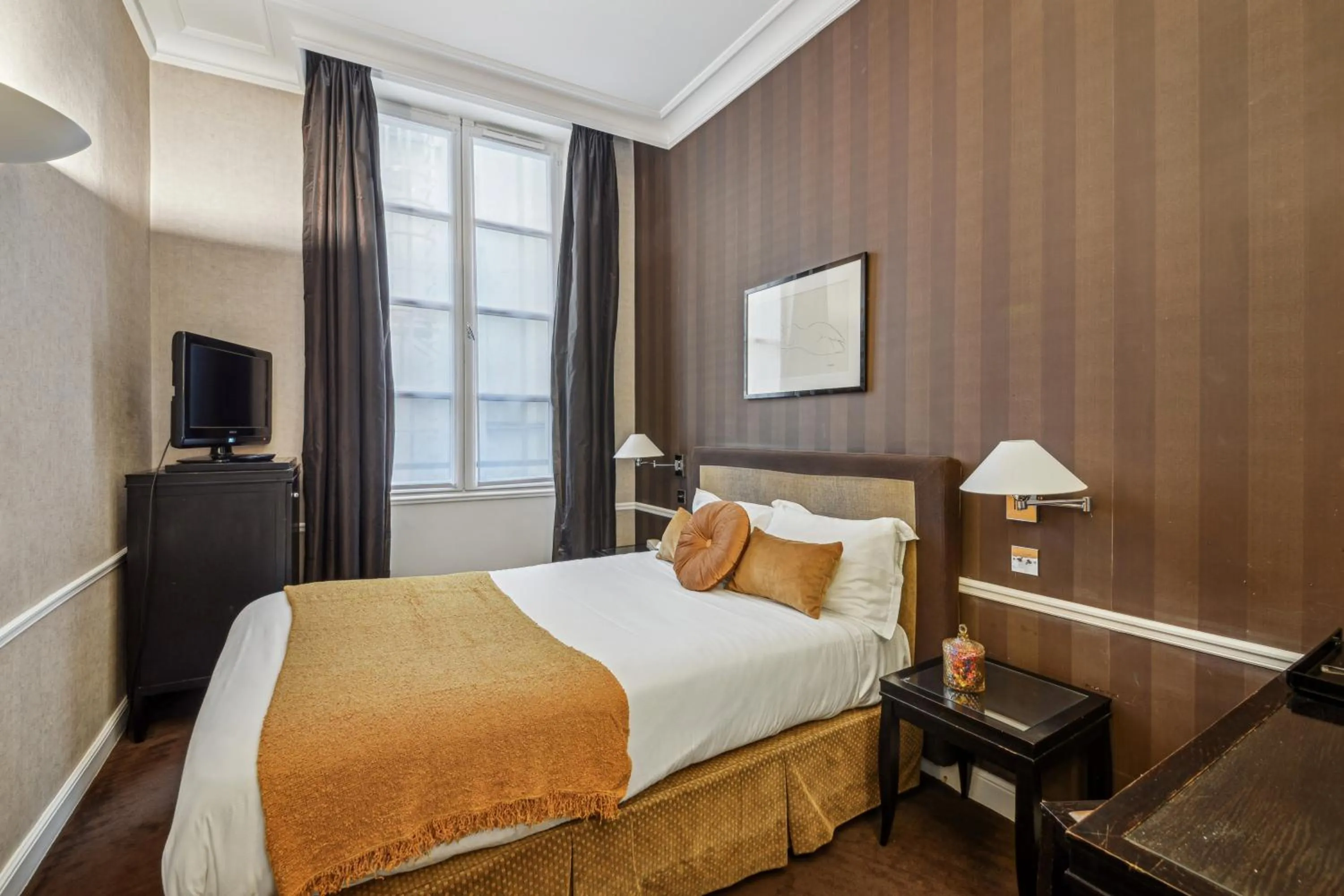 Bedroom, Bed in Victoires Opera